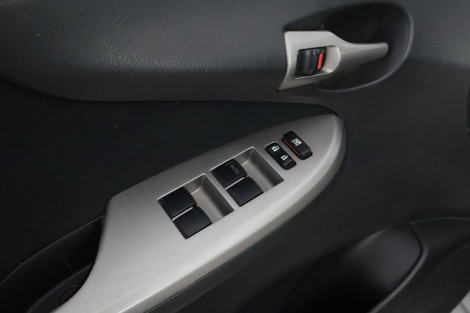 Toyota Corolla 2010 1,33 Dual VVT-i Linea Sol 4ov * Suomiauto / Aut.Ilmastointi / Lohko & Sisäpistoke / Metalliväri / 2x Renkaat! - Juuri huollettu! - HULLUT AVAJAISHULINAT KORKOTARJOUS 3,29 %