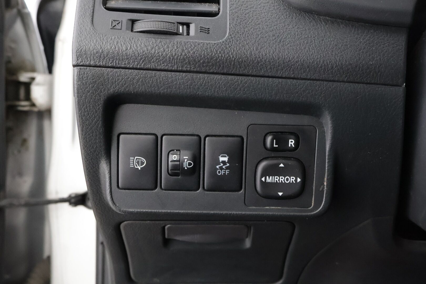 Toyota Corolla 2010 1,33 Dual VVT-i Linea Sol 4ov * Suomiauto / Aut.Ilmastointi / Lohko & Sisäpistoke / Metalliväri / 2x Renkaat! - Juuri huollettu! - HULLUT AVAJAISHULINAT KORKOTARJOUS 3,29 %