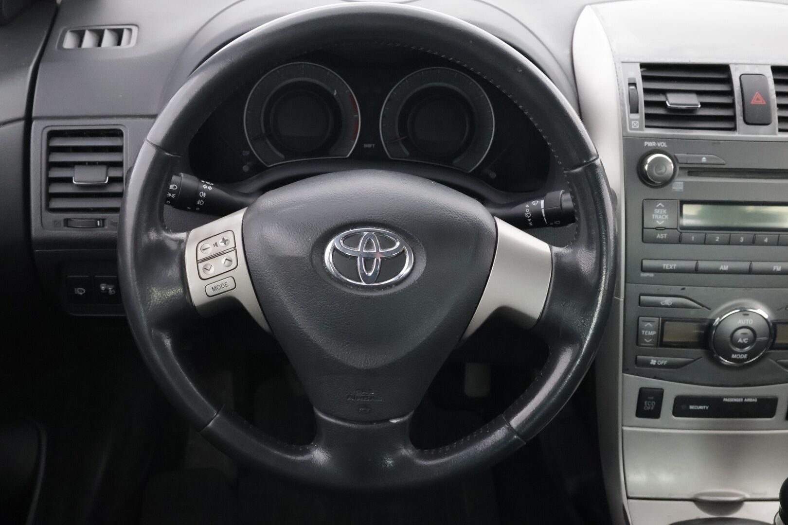 Toyota Corolla 2010 1,33 Dual VVT-i Linea Sol 4ov * Suomiauto / Aut.Ilmastointi / Lohko & Sisäpistoke / Metalliväri / 2x Renkaat! - Juuri huollettu! - HULLUT AVAJAISHULINAT KORKOTARJOUS 3,29 %