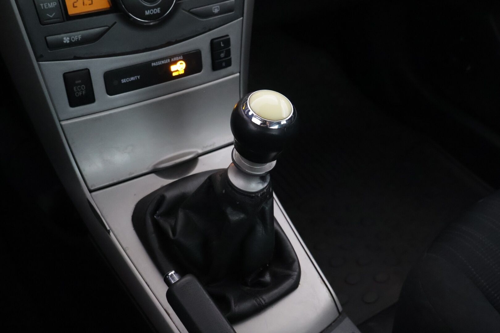 Toyota Corolla 2010 1,33 Dual VVT-i Linea Sol 4ov * Suomiauto / Aut.Ilmastointi / Lohko & Sisäpistoke / Metalliväri / 2x Renkaat! - Juuri huollettu! - HULLUT AVAJAISHULINAT KORKOTARJOUS 3,29 %