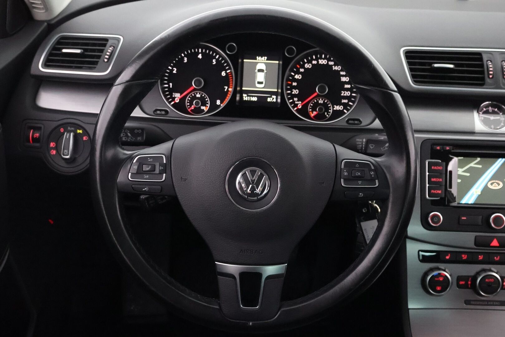 Volkswagen Passat 2014 Sedan Luxline 1,4 TSI 90 kW (122 hv) BlueMotion Technology - Suomiauto / Vakkari / Lohko&Sisä / Vetokoukku / Xenon / P-Tutkat / Navi / Juuri saapunut Tampereelle!