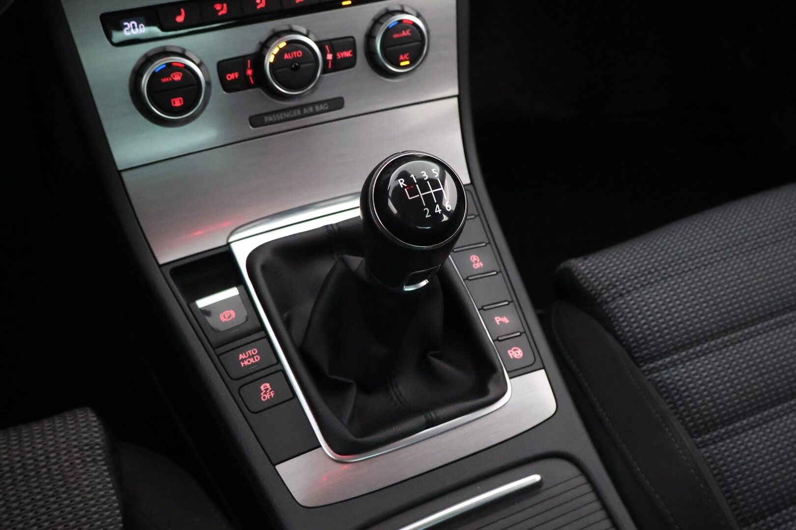 Volkswagen Passat 2014 Sedan Luxline 1,4 TSI 90 kW (122 hv) BlueMotion Technology - Suomiauto / Vakkari / Lohko&Sisä / Vetokoukku / Xenon / P-Tutkat / Navi / Juuri saapunut Tampereelle!
