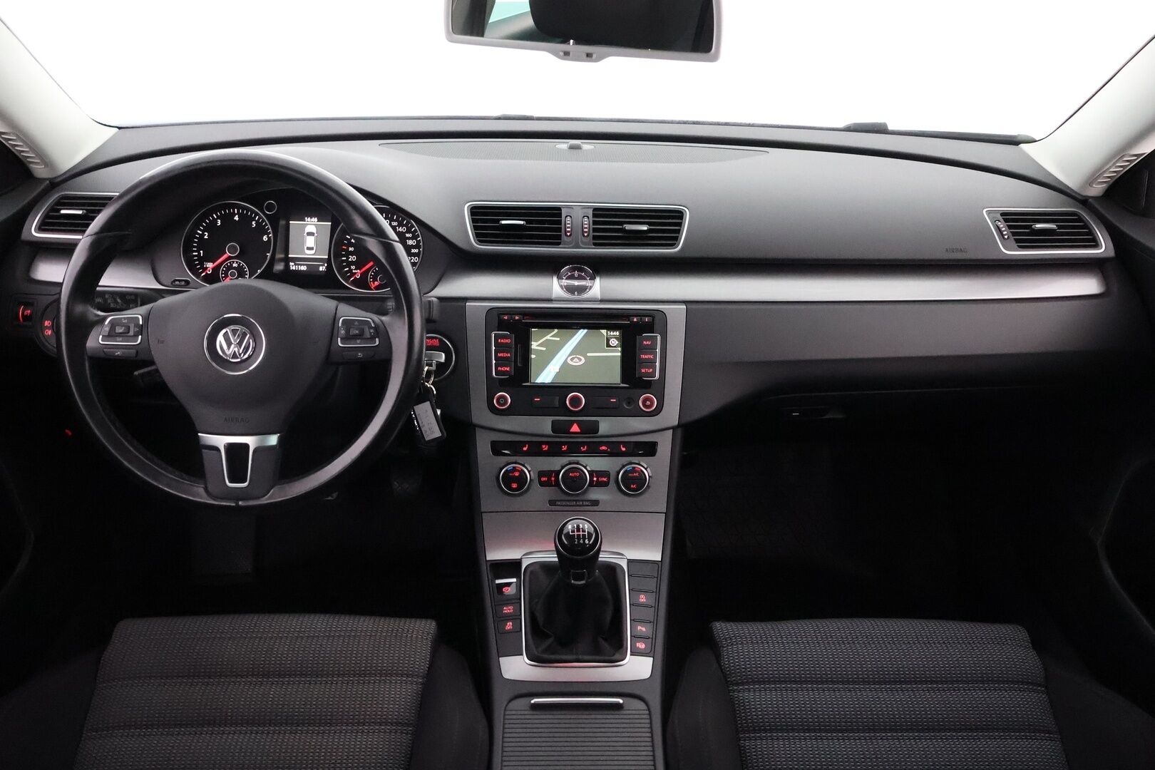 Volkswagen Passat 2014 Sedan Luxline 1,4 TSI 90 kW (122 hv) BlueMotion Technology - Suomiauto / Vakkari / Lohko&Sisä / Vetokoukku / Xenon / P-Tutkat / Navi / Juuri saapunut Tampereelle!