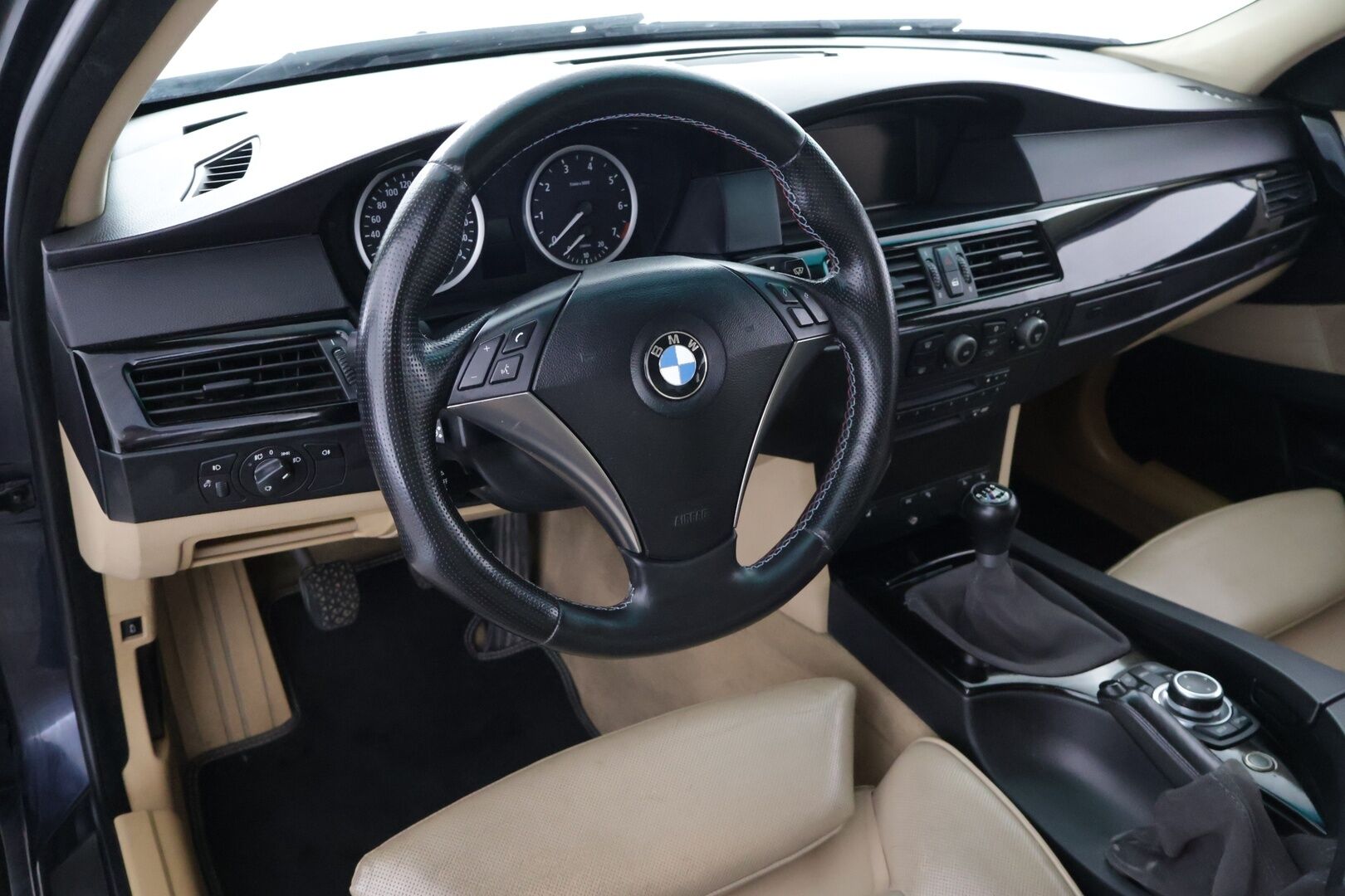 BMW 545 2004 545i Sedan *YritysOutlet - Myydään vain yrityksille* - Manuaali | Comfort- penkit muistilla & viilennyksillä | Alustasarja | 2x renkaat hyvällä kulutuspinnalla | Kattavasti huollettu