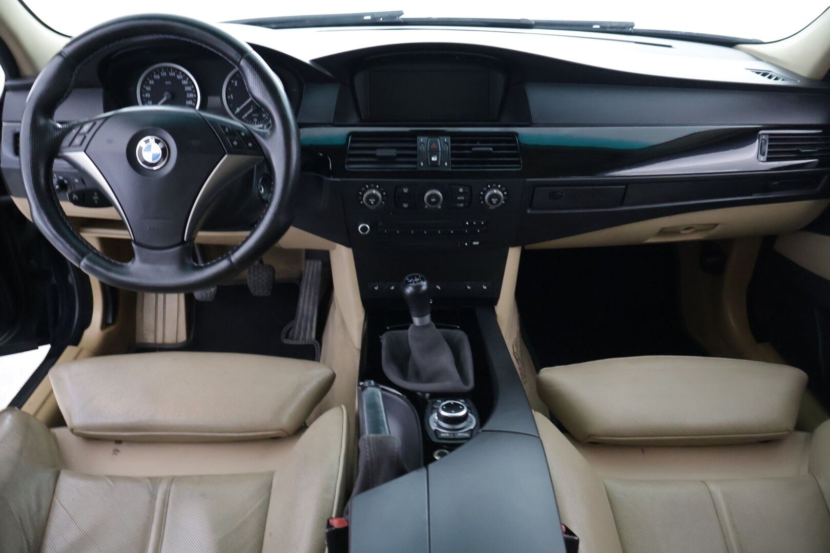 BMW 545 2004 545i Sedan *YritysOutlet - Myydään vain yrityksille* - Manuaali | Comfort- penkit muistilla & viilennyksillä | Alustasarja | 2x renkaat hyvällä kulutuspinnalla | Kattavasti huollettu