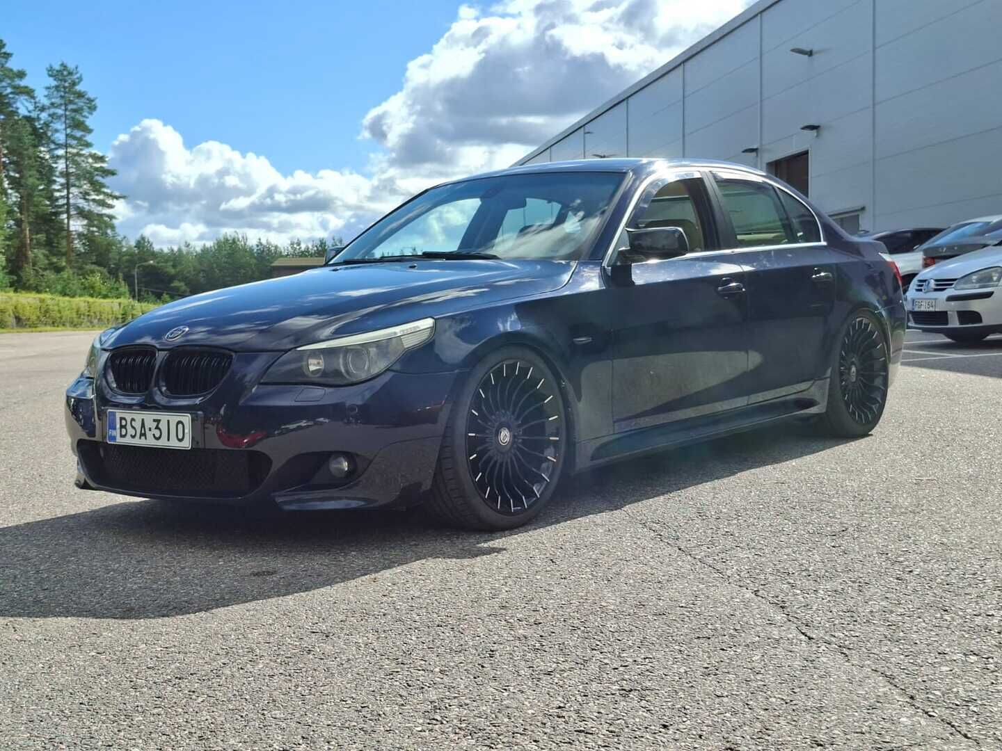 BMW 545 2004 545i Sedan *YritysOutlet - Myydään vain yrityksille* - Manuaali | Comfort- penkit muistilla & viilennyksillä | Alustasarja | 2x renkaat hyvällä kulutuspinnalla | Kattavasti huollettu