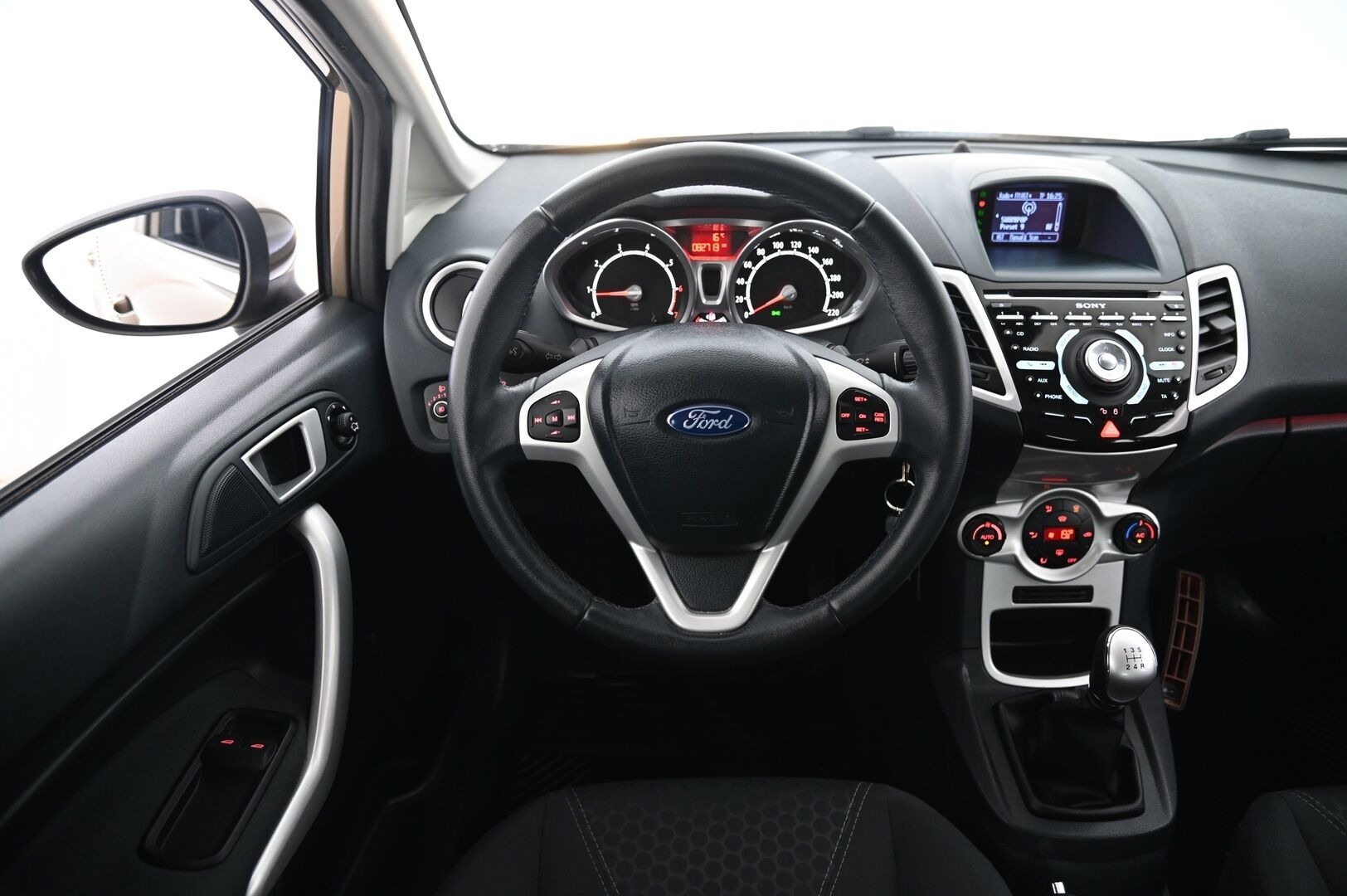 Ford Fiesta 2012 1,25 82 hv Titanium M5 5-ovinen *Vakkari/  Lohko+sisä/  Lämpölasi/  2x renkaat* - Samassa perheessä uudesta asti / Juuri leimattu / Hihna vaihdettu 08/2020 / 46tkm
