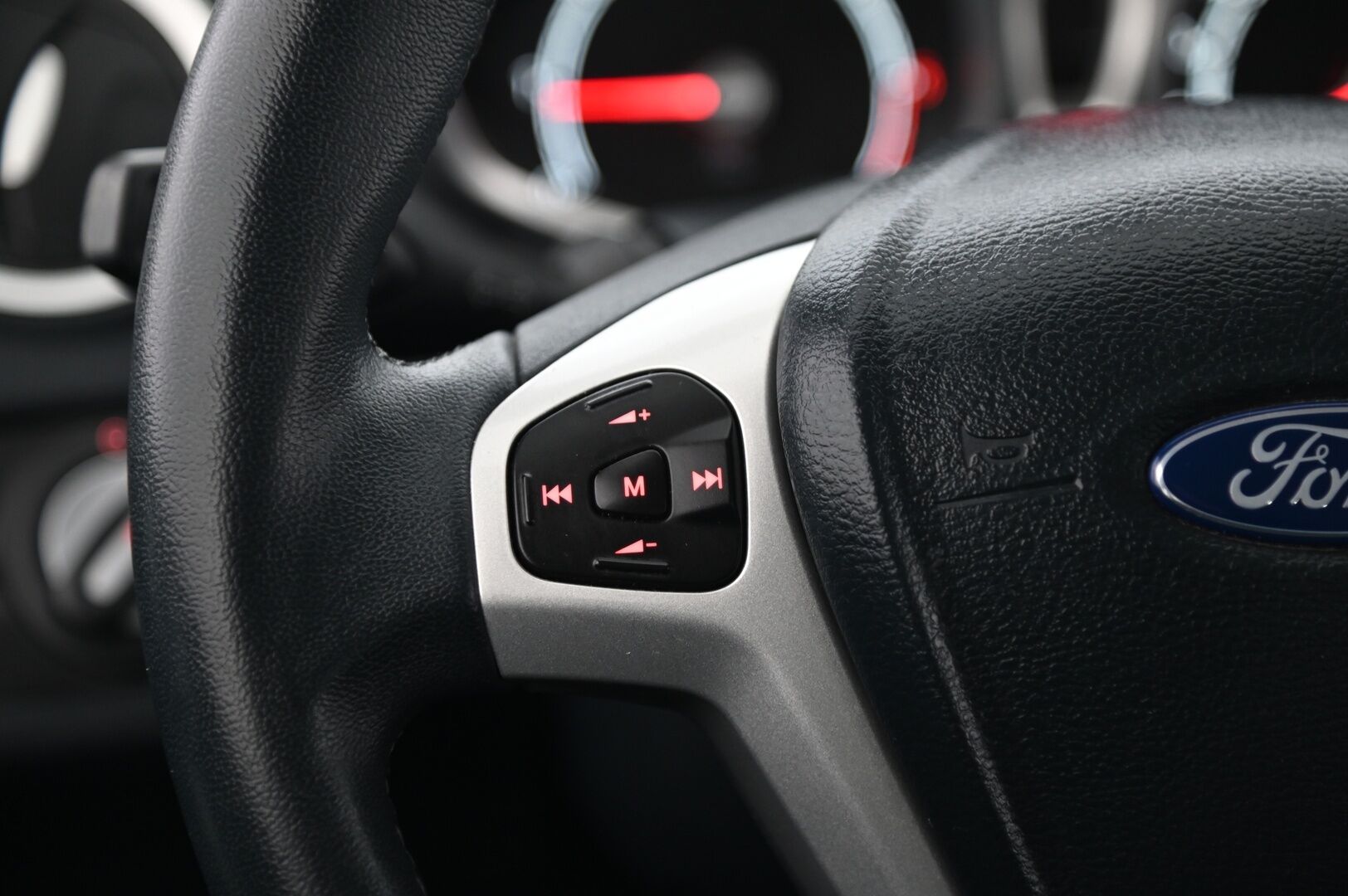 Ford Fiesta 2012 1,25 82 hv Titanium M5 5-ovinen *Vakkari/  Lohko+sisä/  Lämpölasi/  2x renkaat* - Samassa perheessä uudesta asti / Juuri leimattu / Hihna vaihdettu 08/2020 / 46tkm