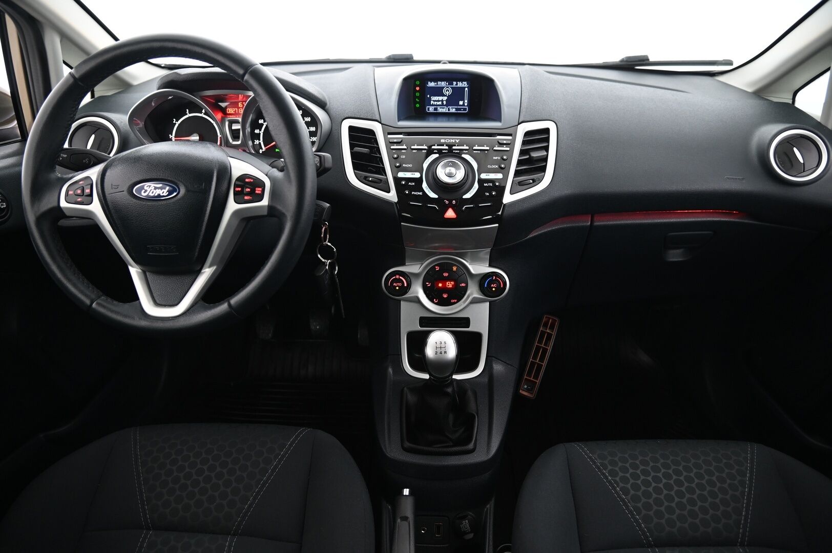 Ford Fiesta 2012 1,25 82 hv Titanium M5 5-ovinen *Vakkari/  Lohko+sisä/  Lämpölasi/  2x renkaat* - Samassa perheessä uudesta asti / Juuri leimattu / Hihna vaihdettu 08/2020 / 46tkm
