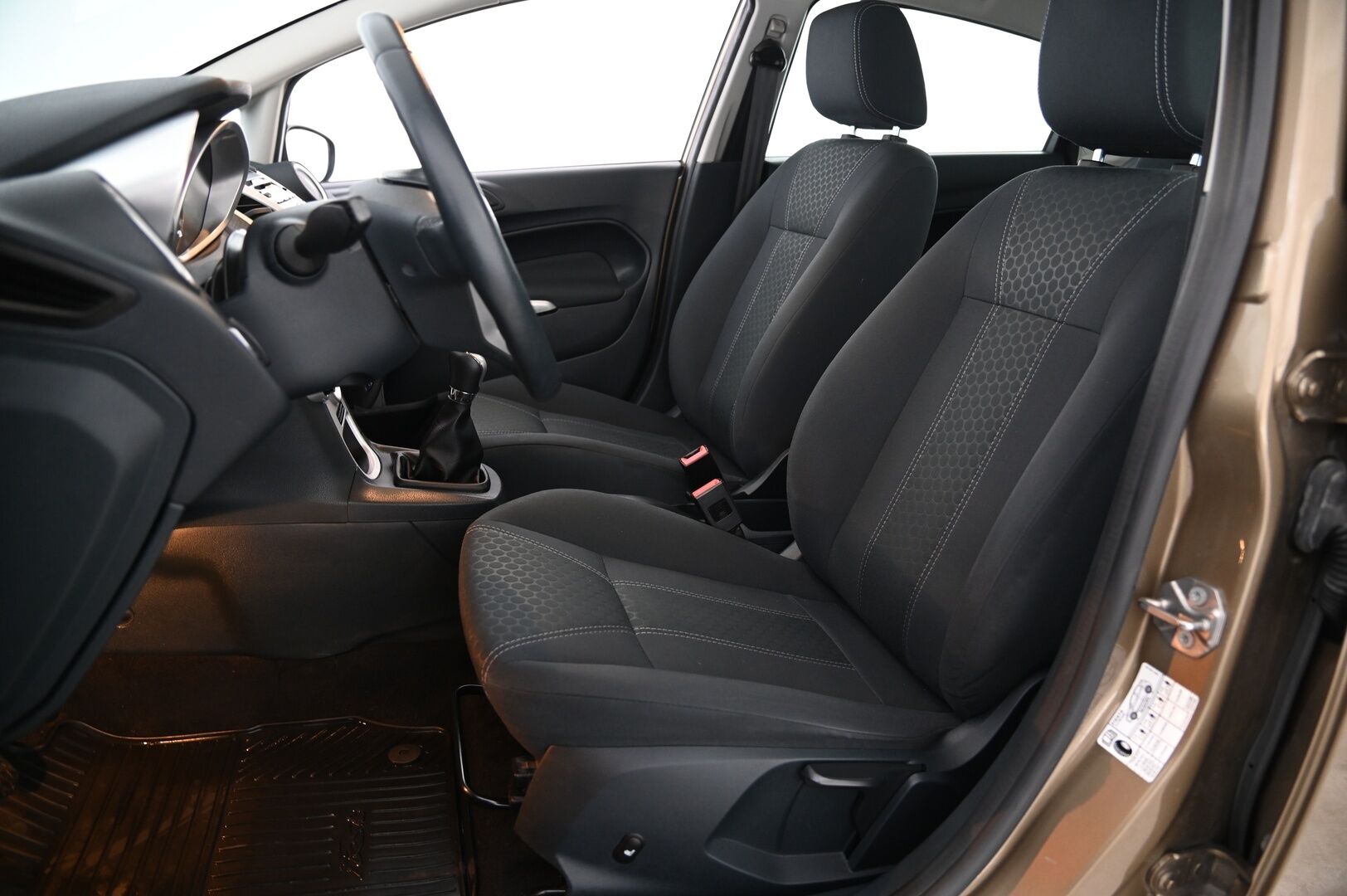 Ford Fiesta 2012 1,25 82 hv Titanium M5 5-ovinen *Vakkari/  Lohko+sisä/  Lämpölasi/  2x renkaat* - Samassa perheessä uudesta asti / Juuri leimattu / Hihna vaihdettu 08/2020 / 46tkm