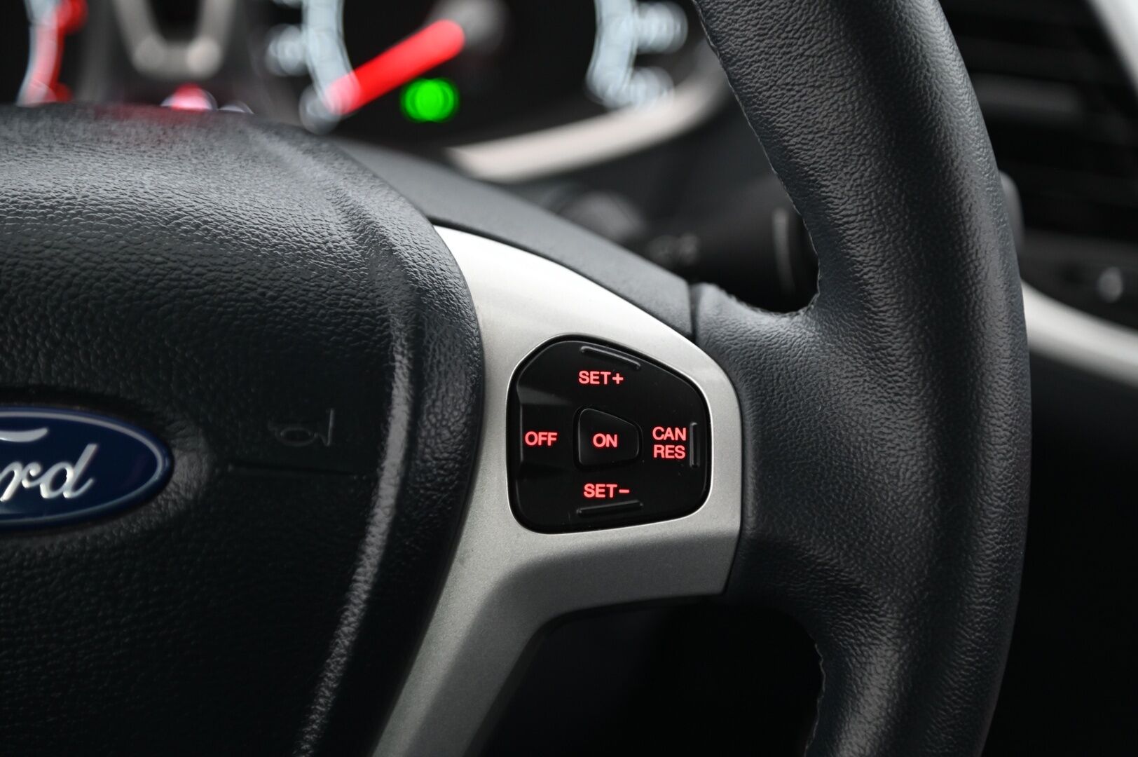 Ford Fiesta 2012 1,25 82 hv Titanium M5 5-ovinen *Vakkari/  Lohko+sisä/  Lämpölasi/  2x renkaat* - Samassa perheessä uudesta asti / Juuri leimattu / Hihna vaihdettu 08/2020 / 46tkm