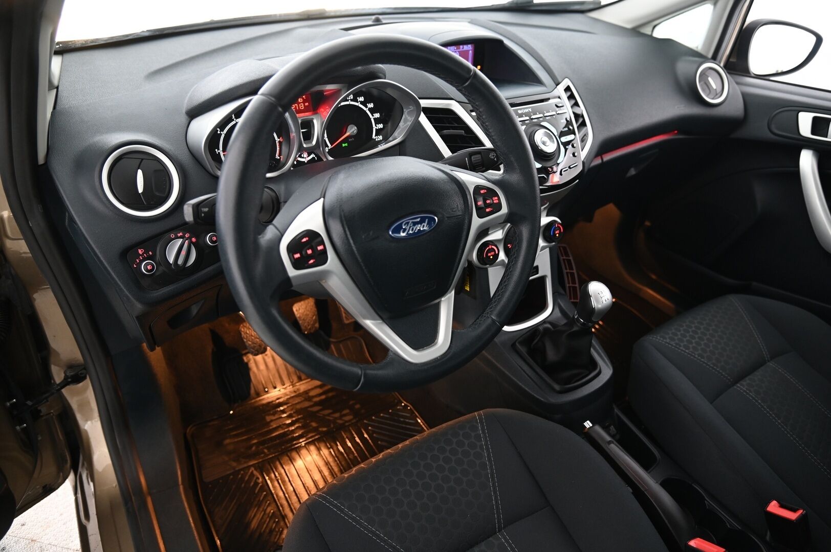 Ford Fiesta 2012 1,25 82 hv Titanium M5 5-ovinen *Vakkari/  Lohko+sisä/  Lämpölasi/  2x renkaat* - Samassa perheessä uudesta asti / Juuri leimattu / Hihna vaihdettu 08/2020 / 46tkm