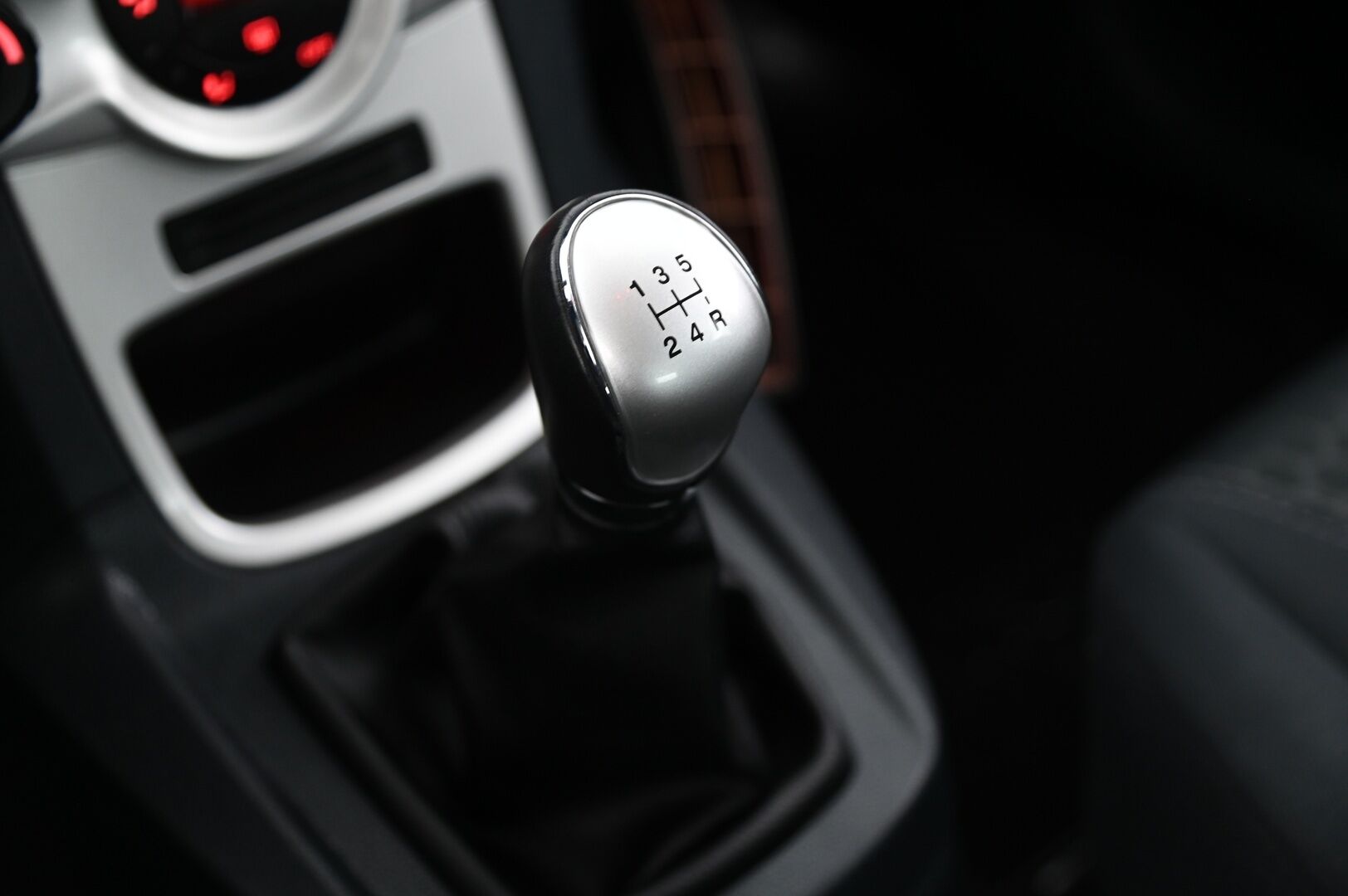 Ford Fiesta 2012 1,25 82 hv Titanium M5 5-ovinen *Vakkari/  Lohko+sisä/  Lämpölasi/  2x renkaat* - Samassa perheessä uudesta asti / Juuri leimattu / Hihna vaihdettu 08/2020 / 46tkm