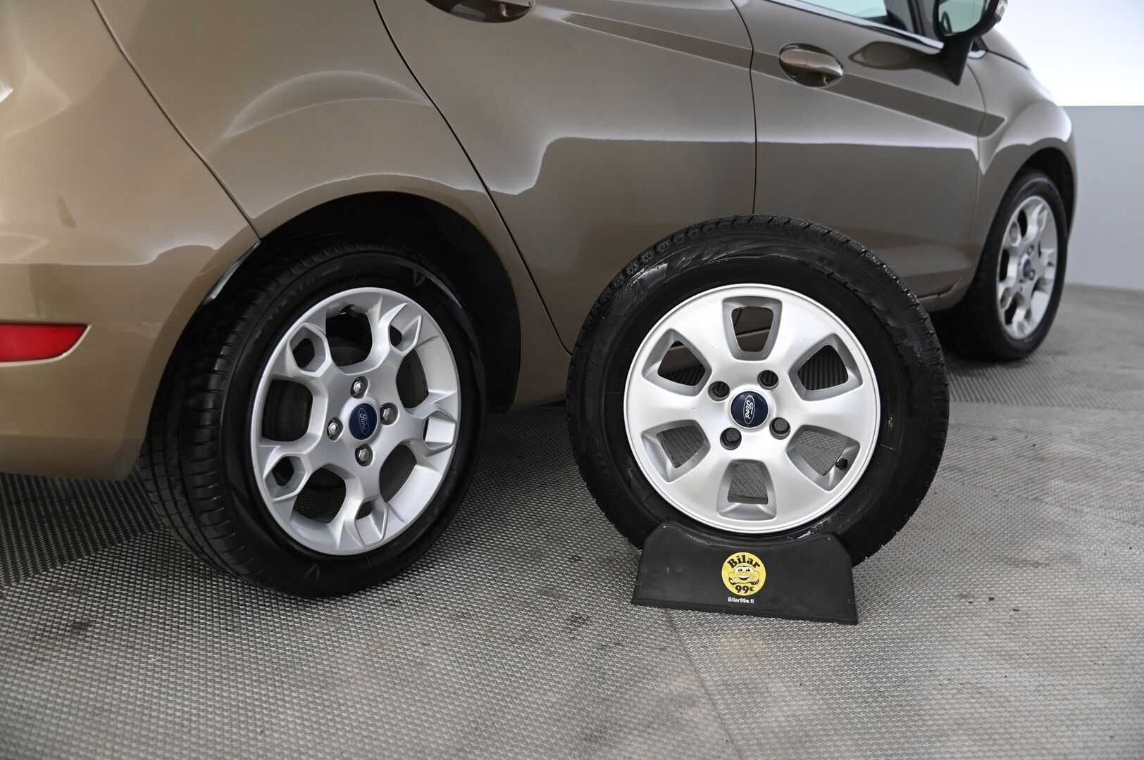 Ford Fiesta 2012 1,25 82 hv Titanium M5 5-ovinen *Vakkari/  Lohko+sisä/  Lämpölasi/  2x renkaat* - Samassa perheessä uudesta asti / Juuri leimattu / Hihna vaihdettu 08/2020 / 46tkm