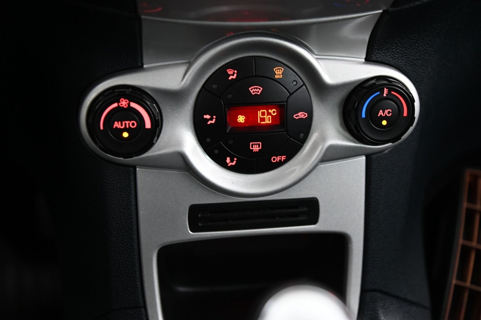 Ford Fiesta 2012 1,25 82 hv Titanium M5 5-ovinen *Vakkari/  Lohko+sisä/  Lämpölasi/  2x renkaat* - Samassa perheessä uudesta asti / Juuri leimattu / Hihna vaihdettu 08/2020 / 46tkm