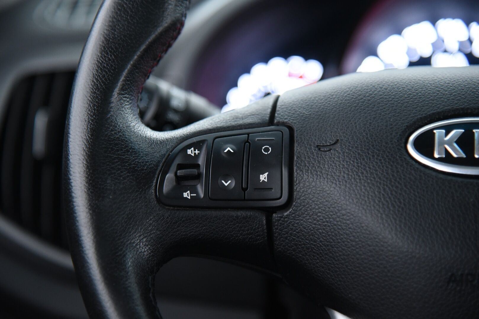 Kia Sportage 2013 2,0 AWD EX / Suomi-Auto / Panorama / Vakkari / Koukku - Xenon / Nahkaverhoilu / Akku juuri vaihdettu! 
