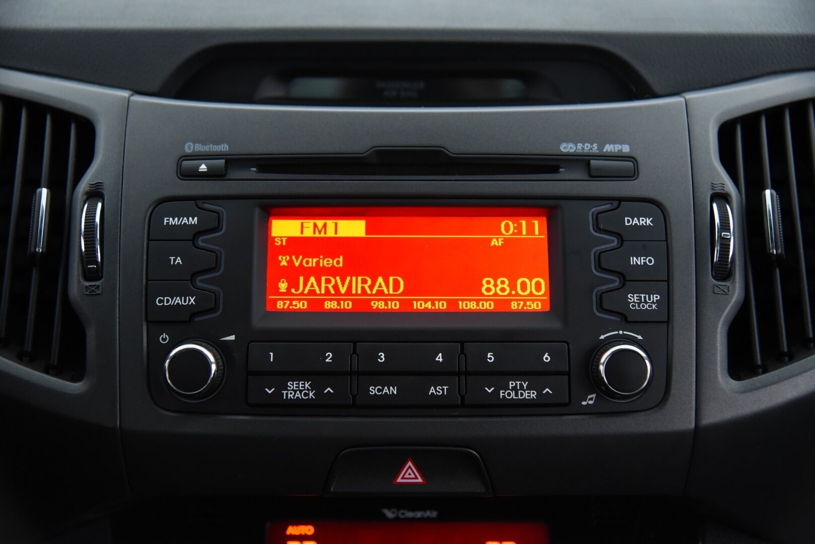 Kia Sportage 2013 2,0 AWD EX / Suomi-Auto / Panorama / Vakkari / Koukku - Xenon / Nahkaverhoilu / Akku juuri vaihdettu! 