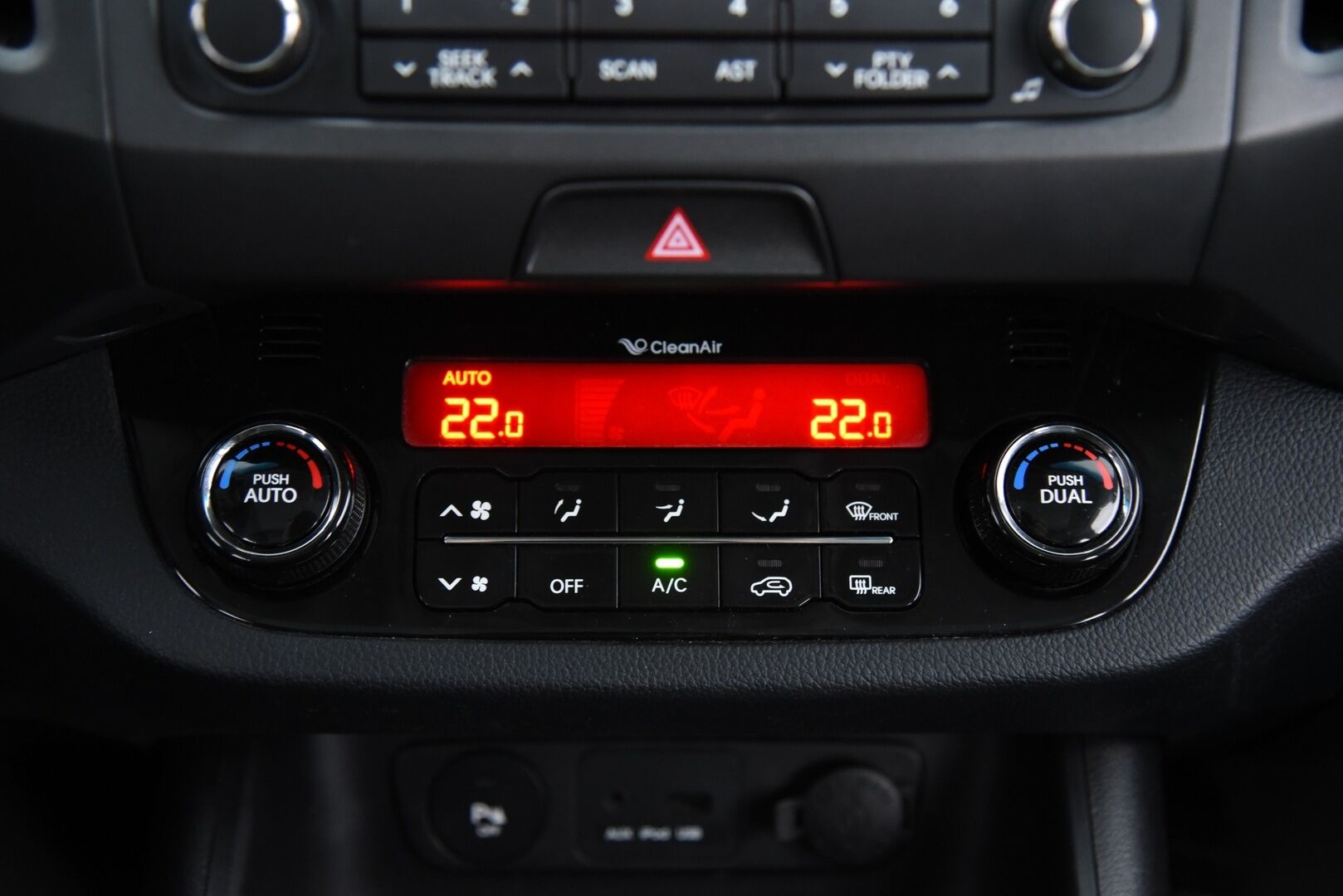 Kia Sportage 2013 2,0 AWD EX / Suomi-Auto / Panorama / Vakkari / Koukku - Xenon / Nahkaverhoilu / Akku juuri vaihdettu! 