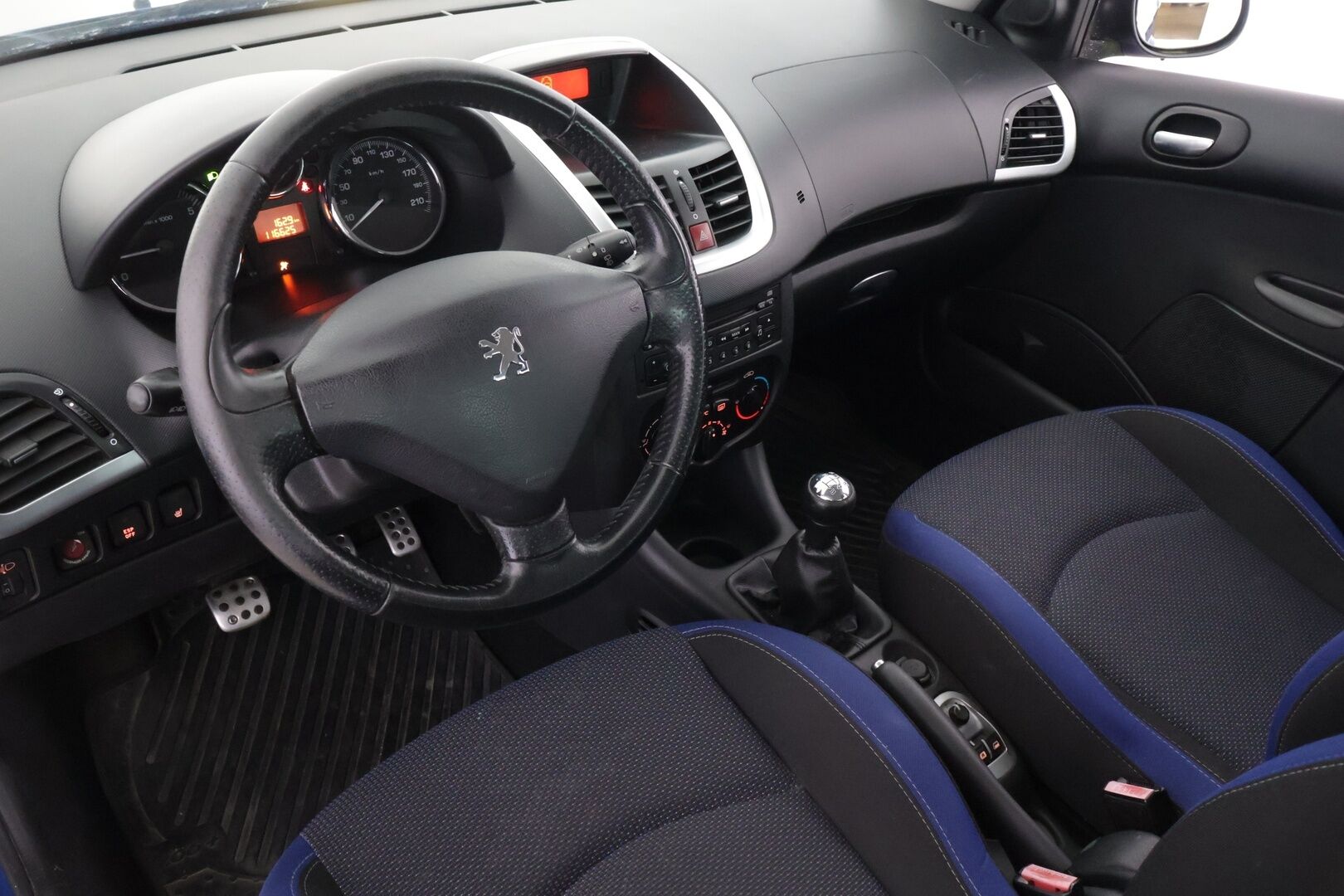 Peugeot 206+ 2012 Generation 75 5-ov *Myydään Huutokaupat.com*/ Suomi-auto / Huoltokirja / Ilmastointi / Lohko / Koukku / 2x renkaat - Myydään Huutokaupat.com / Siisti yksilö / 2x renkaat  