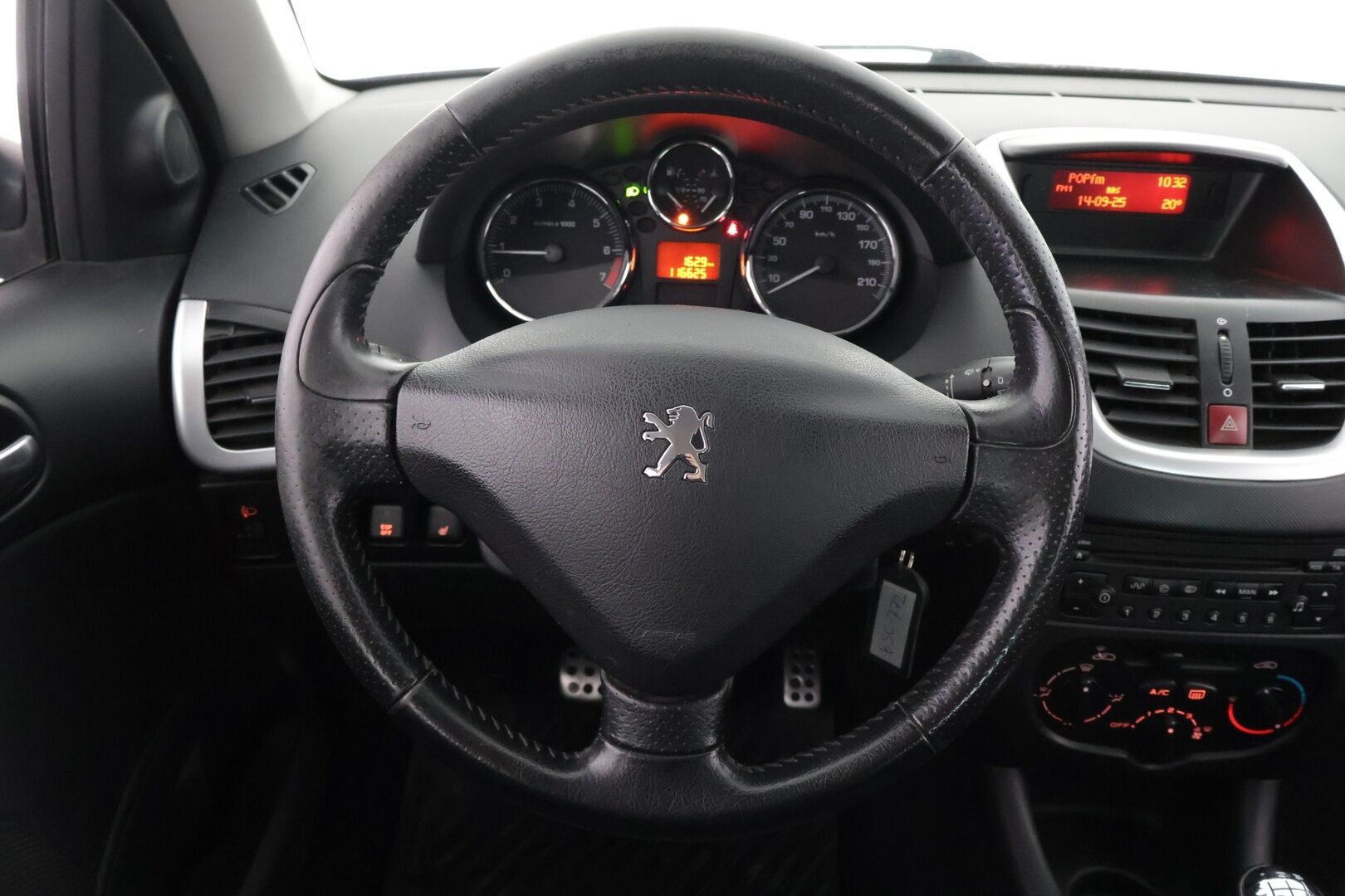 Peugeot 206+ 2012 Generation 75 5-ov *Myydään Huutokaupat.com*/ Suomi-auto / Huoltokirja / Ilmastointi / Lohko / Koukku / 2x renkaat - Myydään Huutokaupat.com / Siisti yksilö / 2x renkaat  
