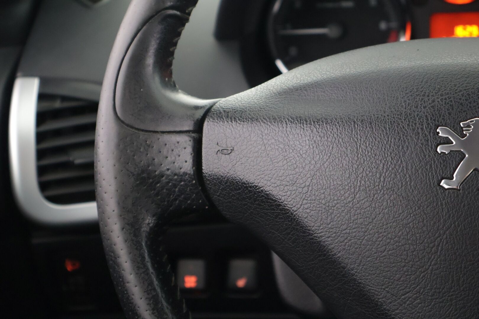Peugeot 206+ 2012 Generation 75 5-ov *Myydään Huutokaupat.com*/ Suomi-auto / Huoltokirja / Ilmastointi / Lohko / Koukku / 2x renkaat - Myydään Huutokaupat.com / Siisti yksilö / 2x renkaat  