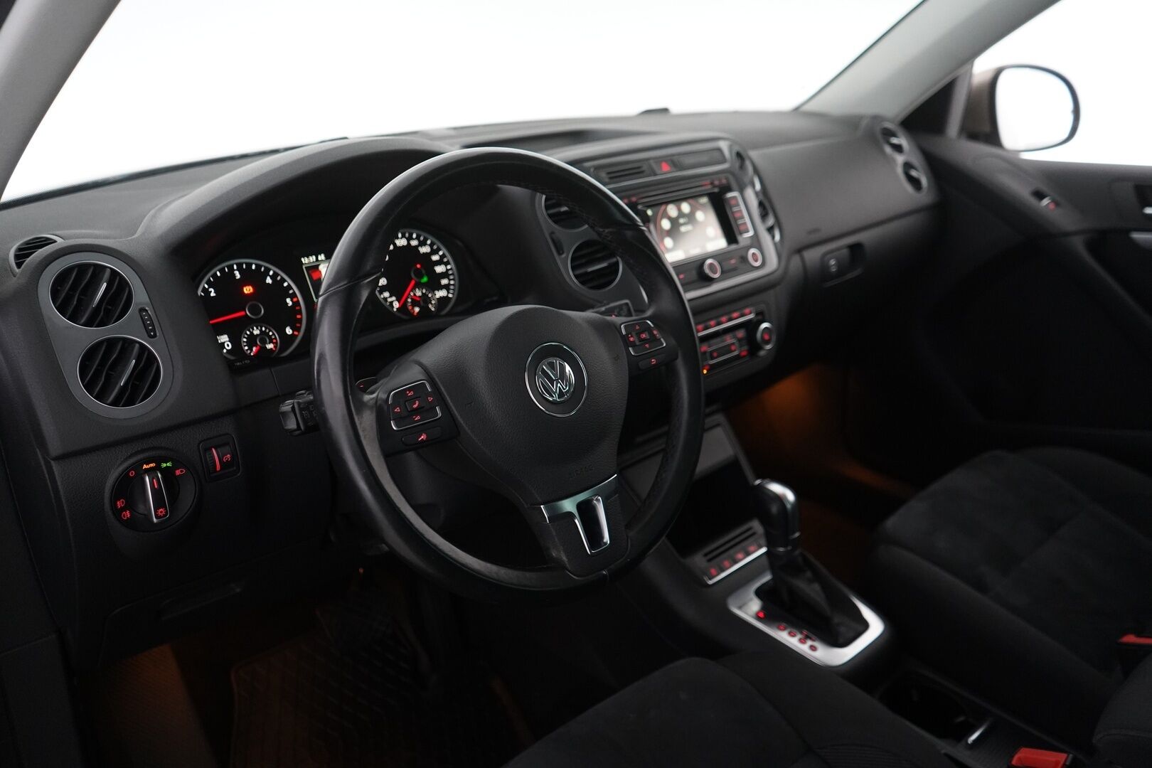 Volkswagen Tiguan 2015 Sport & Style 2,0 TDI 103 kW (140 hv) BlueMotion Technology 4MOTION DSG-aut - Myydään juuri hullettune / Juuri katsastettu / Kahden Volkkarin vanteet