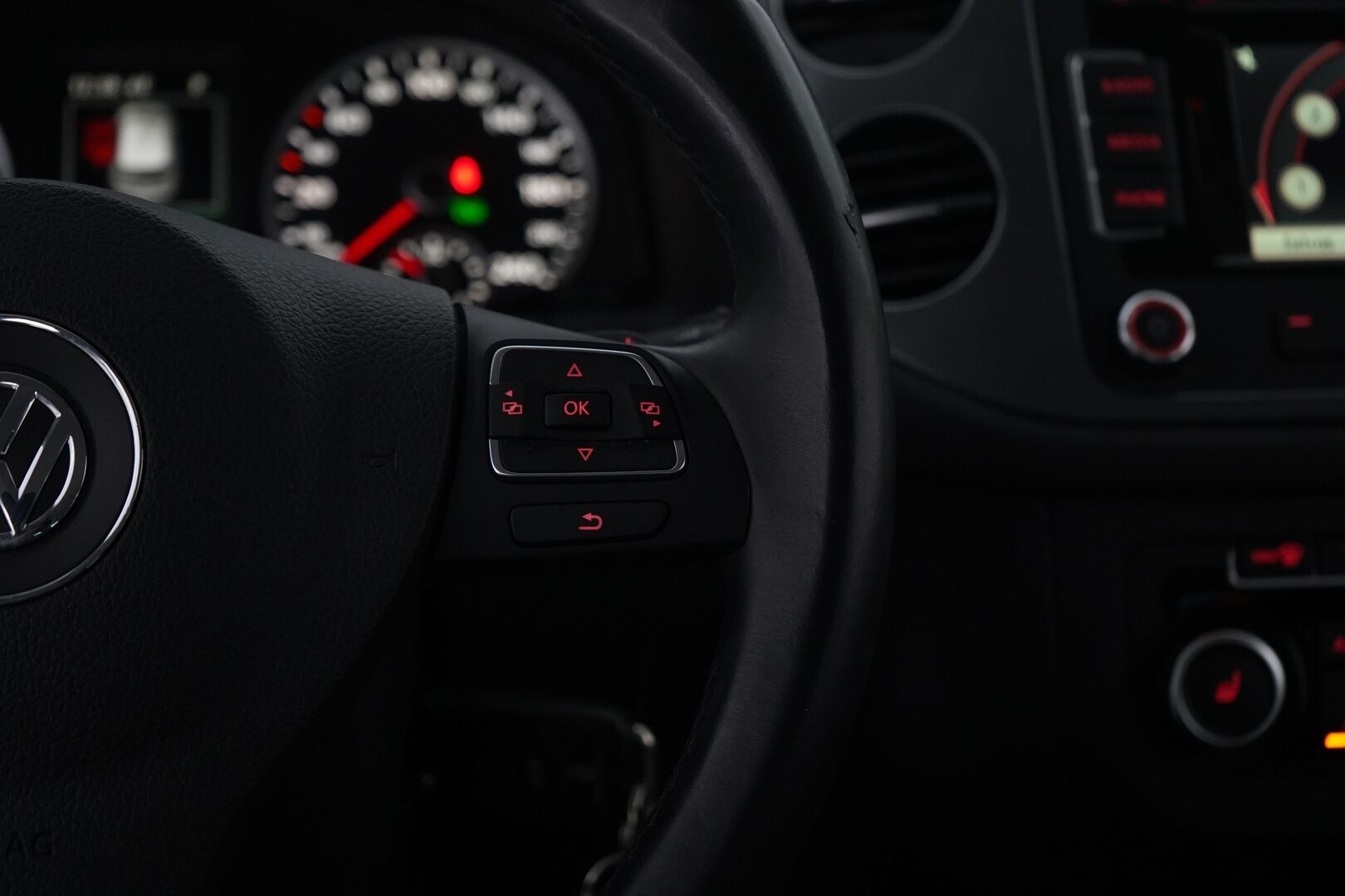 Volkswagen Tiguan 2015 Sport & Style 2,0 TDI 103 kW (140 hv) BlueMotion Technology 4MOTION DSG-aut - Myydään juuri hullettune / Juuri katsastettu / Kahden Volkkarin vanteet