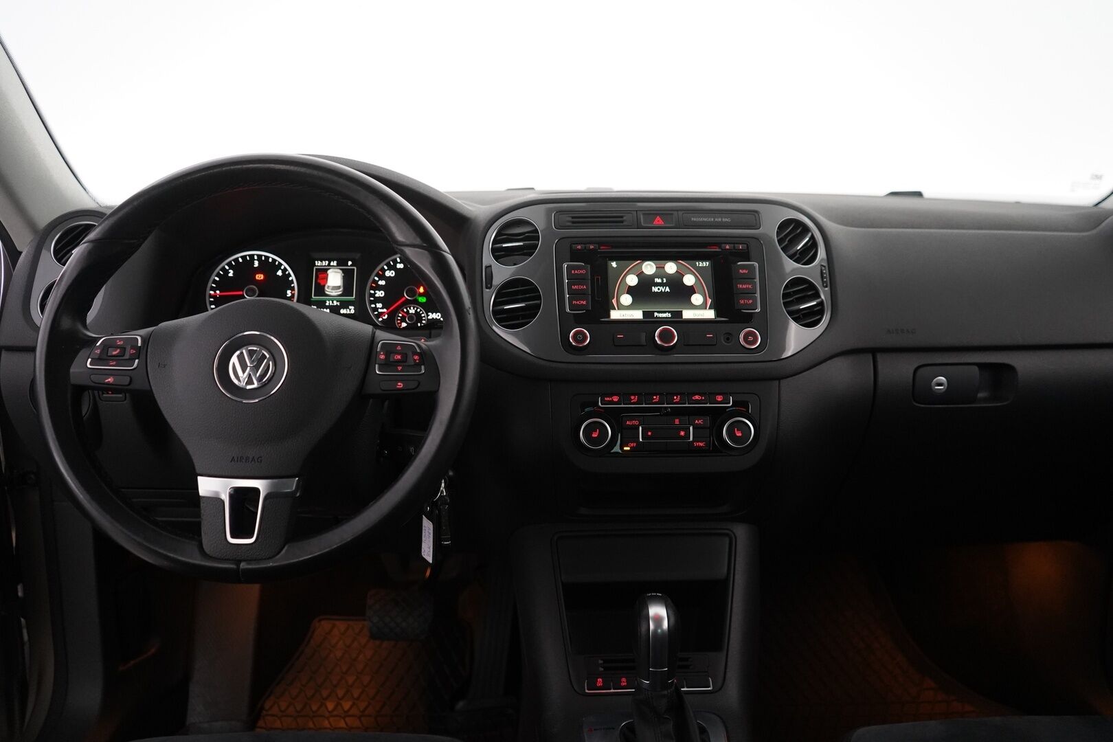 Volkswagen Tiguan 2015 Sport & Style 2,0 TDI 103 kW (140 hv) BlueMotion Technology 4MOTION DSG-aut - Myydään juuri hullettune / Juuri katsastettu / Kahden Volkkarin vanteet