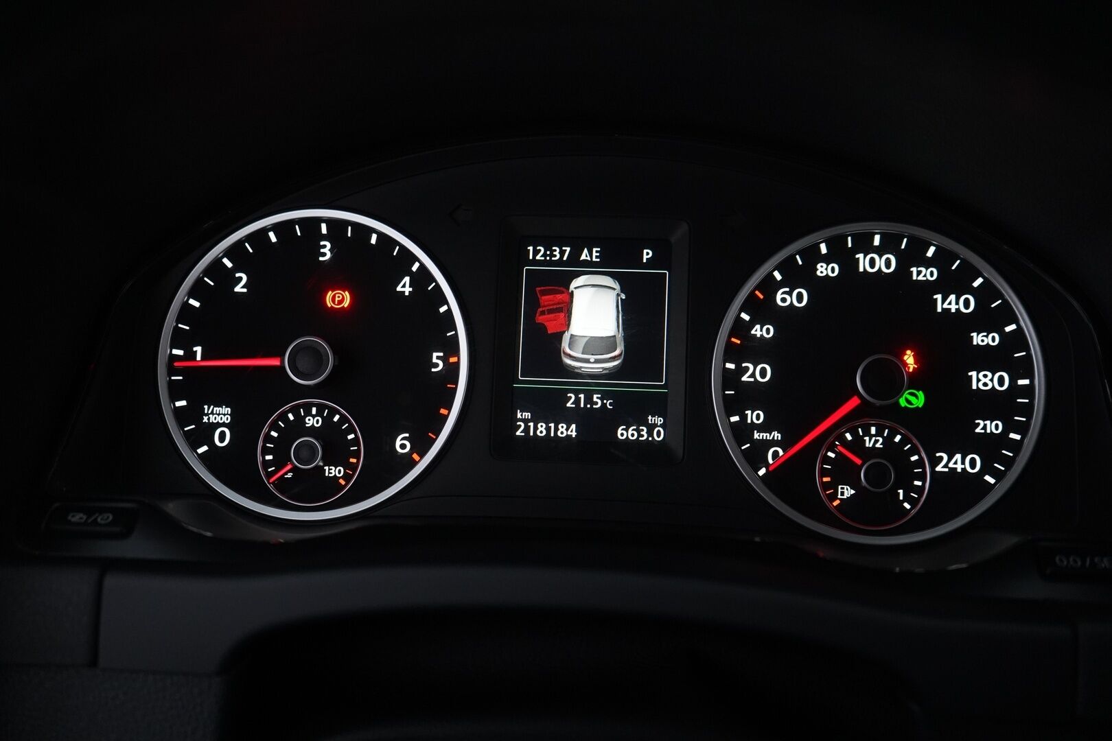 Volkswagen Tiguan 2015 Sport & Style 2,0 TDI 103 kW (140 hv) BlueMotion Technology 4MOTION DSG-aut - Myydään juuri hullettune / Juuri katsastettu / Kahden Volkkarin vanteet