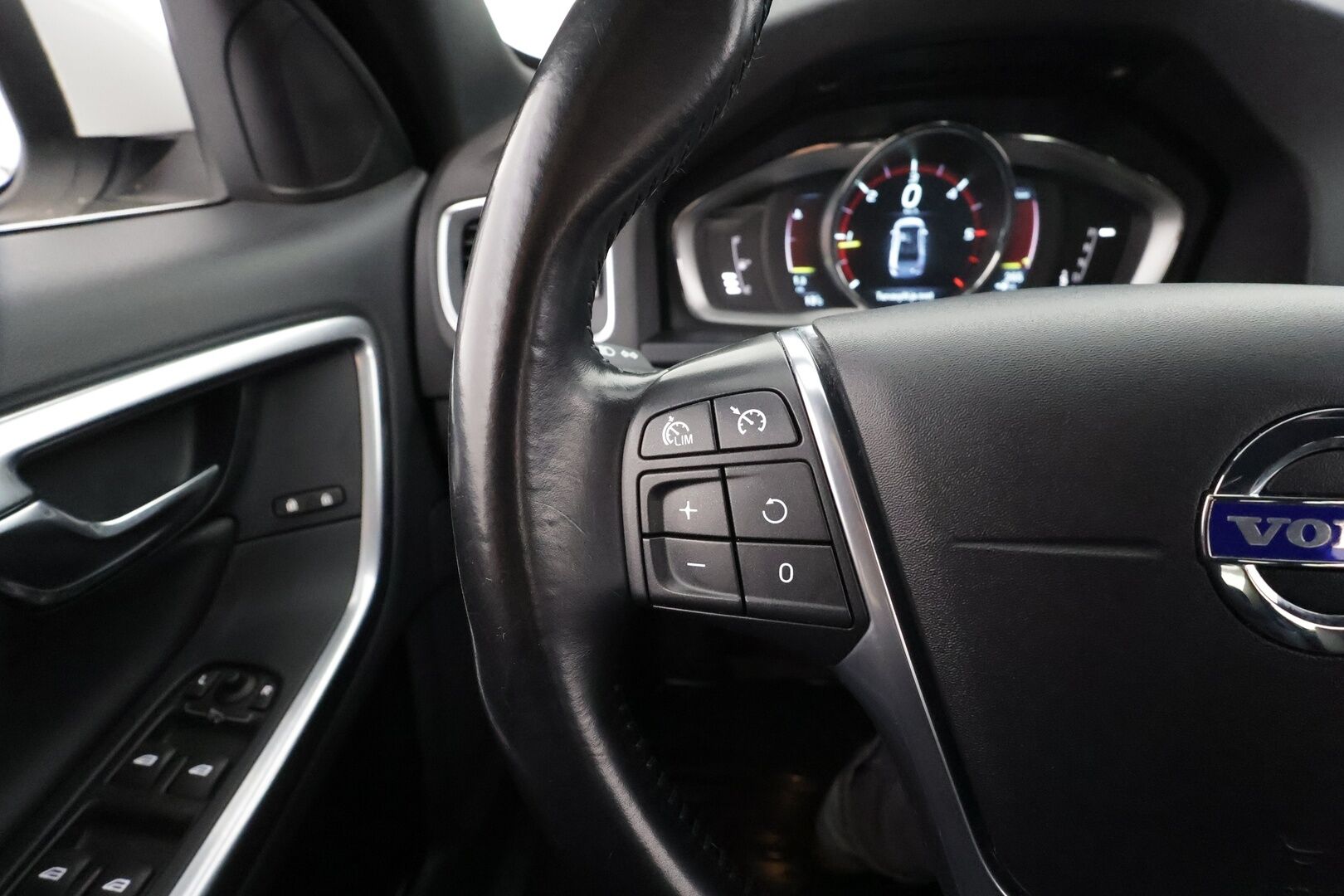 Volvo S60 2016 D4 Business aut * Vakkari / P.tutka / Webasto / Xenon / Puolinahat / Koukku / Digimittaristo * - Suomi-auto / Kahdet renkaat aluvanteilla / Merkkihuollettu / Juuri katsastettu - HULLUT AVAJAISHULINAT KORKOTARJOUS 3,29 %