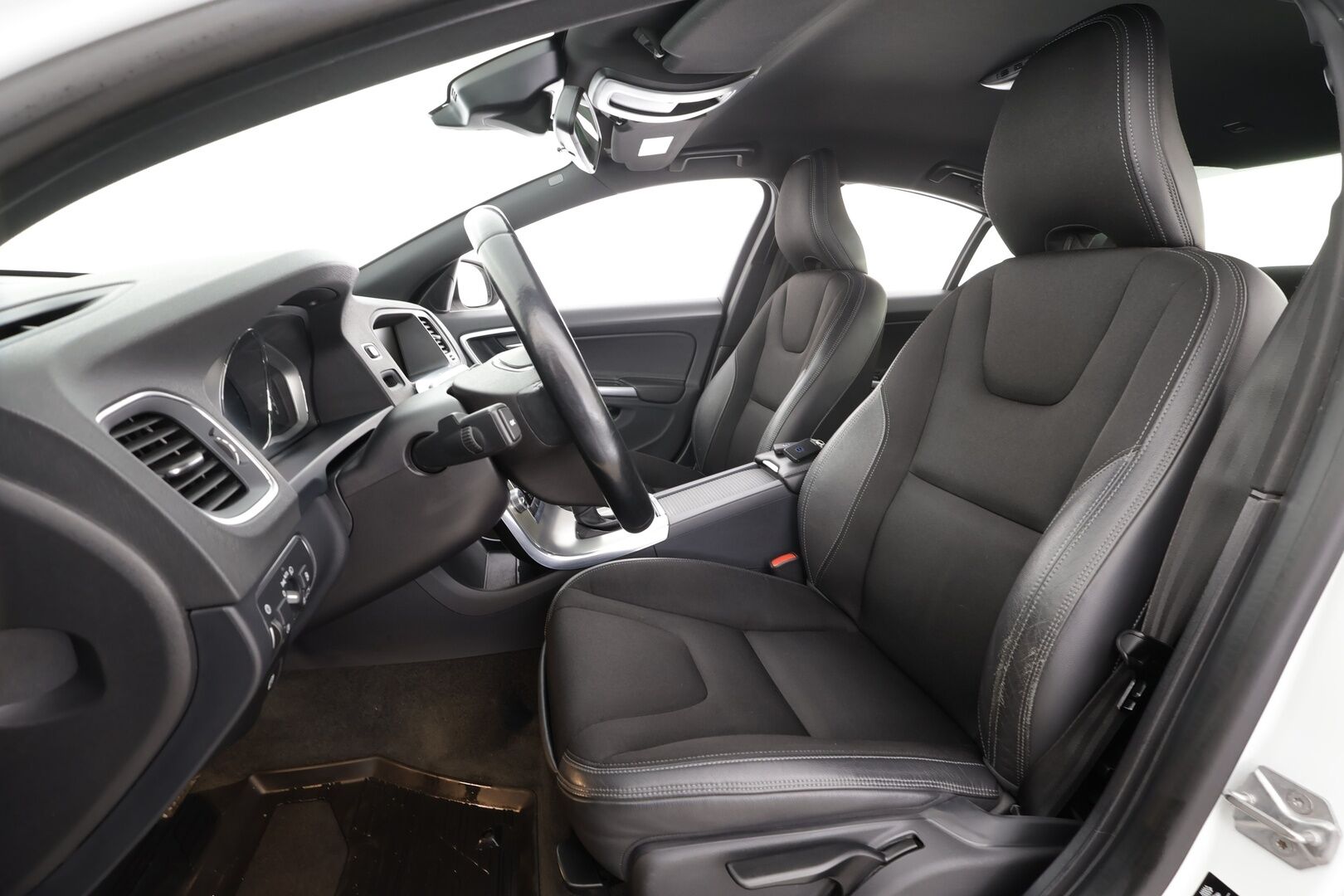 Volvo S60 2016 D4 Business aut * Vakkari / P.tutka / Webasto / Xenon / Puolinahat / Koukku / Digimittaristo * - Suomi-auto / Kahdet renkaat aluvanteilla / Merkkihuollettu / Juuri katsastettu