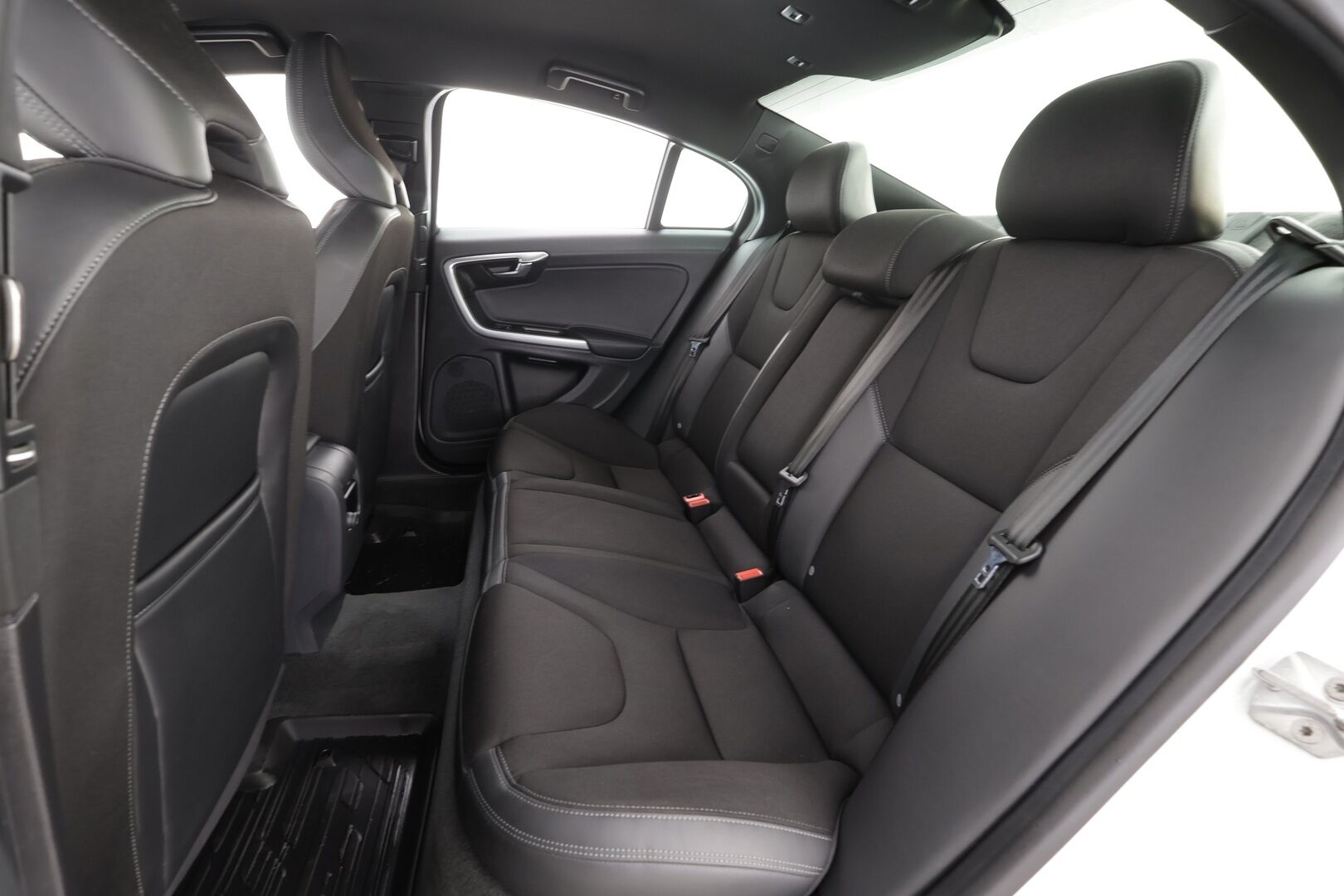 Volvo S60 2016 D4 Business aut * Vakkari / P.tutka / Webasto / Xenon / Puolinahat / Koukku / Digimittaristo * - Suomi-auto / Kahdet renkaat aluvanteilla / Merkkihuollettu / Juuri katsastettu