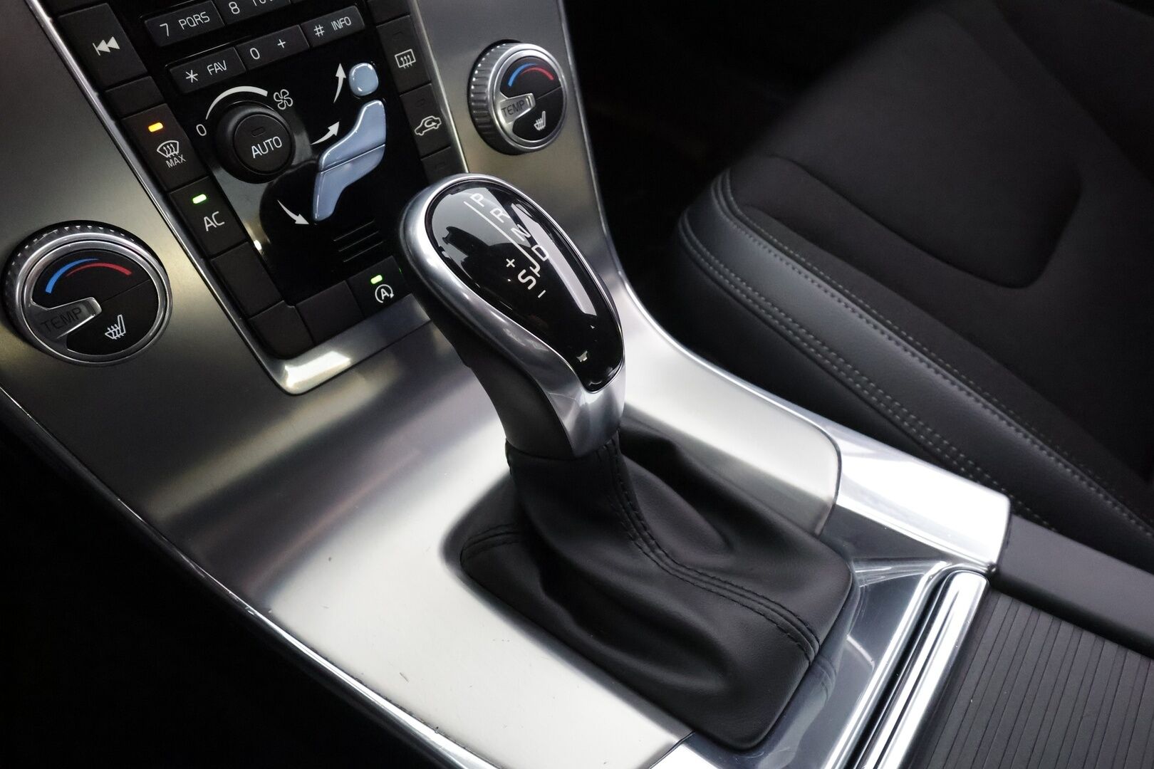 Volvo S60 2016 D4 Business aut * Vakkari / P.tutka / Webasto / Xenon / Puolinahat / Koukku / Digimittaristo * - Suomi-auto / Kahdet renkaat aluvanteilla / Merkkihuollettu / Juuri katsastettu