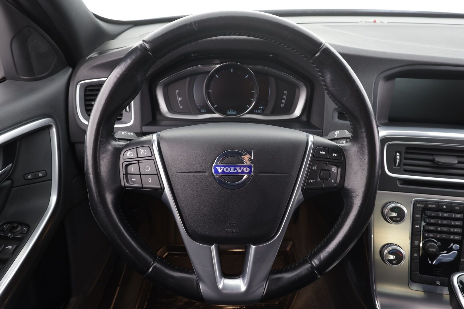 Volvo S60 2016 D4 Business aut * Vakkari / P.tutka / Webasto / Xenon / Puolinahat / Koukku / Digimittaristo * - Suomi-auto / Kahdet renkaat aluvanteilla / Merkkihuollettu / Juuri katsastettu - HULLUT AVAJAISHULINAT KORKOTARJOUS 3,29 %