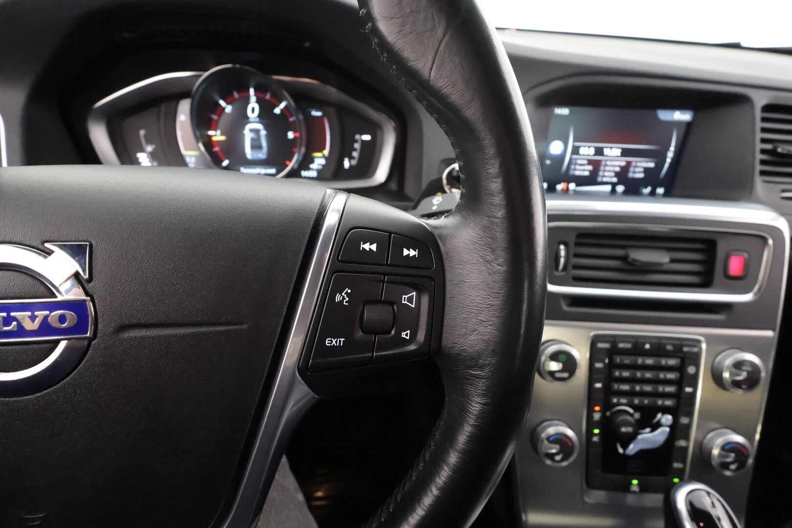 Volvo S60 2016 D4 Business aut * Vakkari / P.tutka / Webasto / Xenon / Puolinahat / Koukku / Digimittaristo * - Suomi-auto / Kahdet renkaat aluvanteilla / Merkkihuollettu / Juuri katsastettu - HULLUT AVAJAISHULINAT KORKOTARJOUS 3,29 %