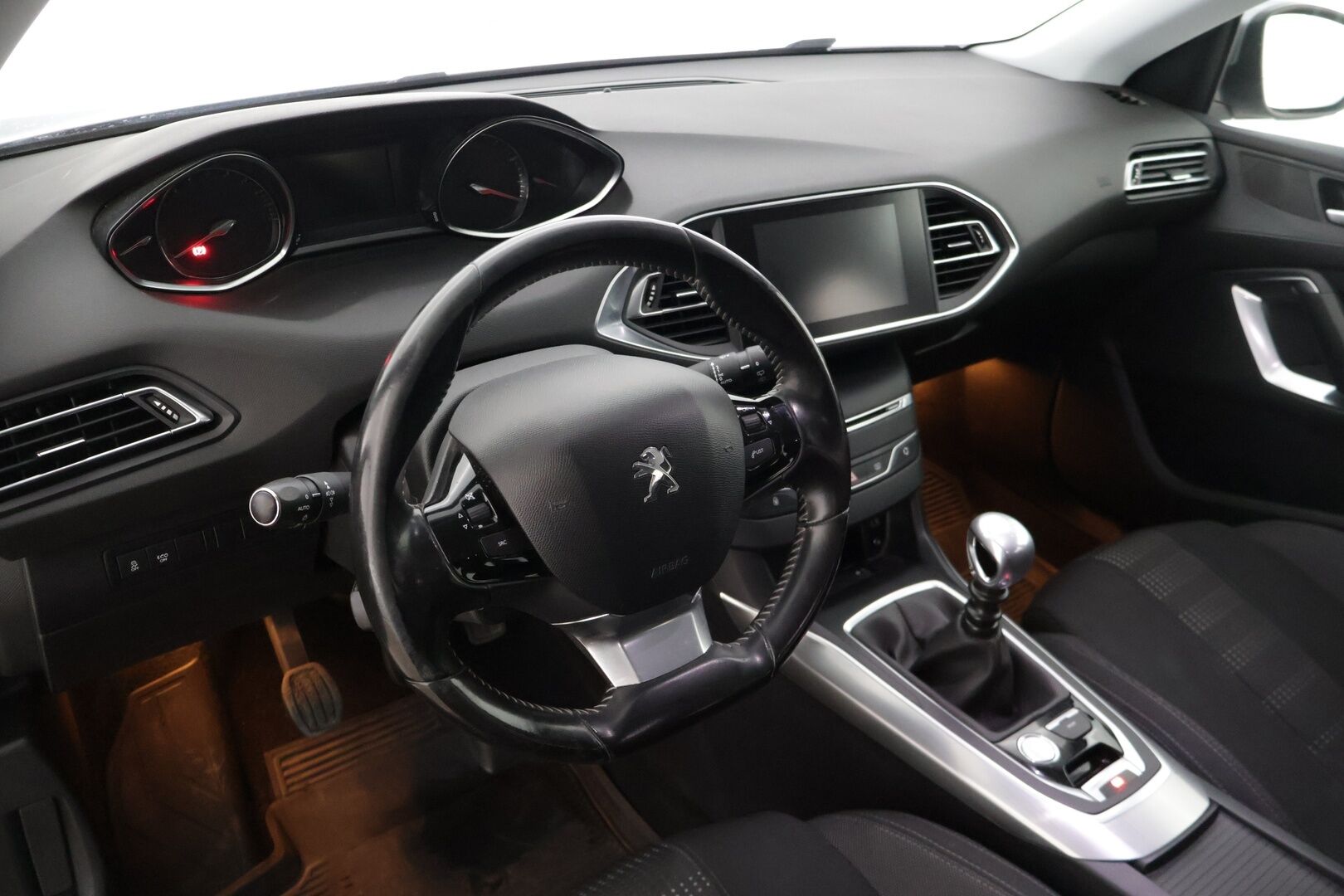 Peugeot 308 2015 SW Allure PureTech 130 ** Jakopää tehty 9/2024 / Full- LED- ajovalot / Adapt. vakkari / Lohkolämmitin / Keyless-Go / Bluetooth ** - * Myydään Huutokaupat.com *
