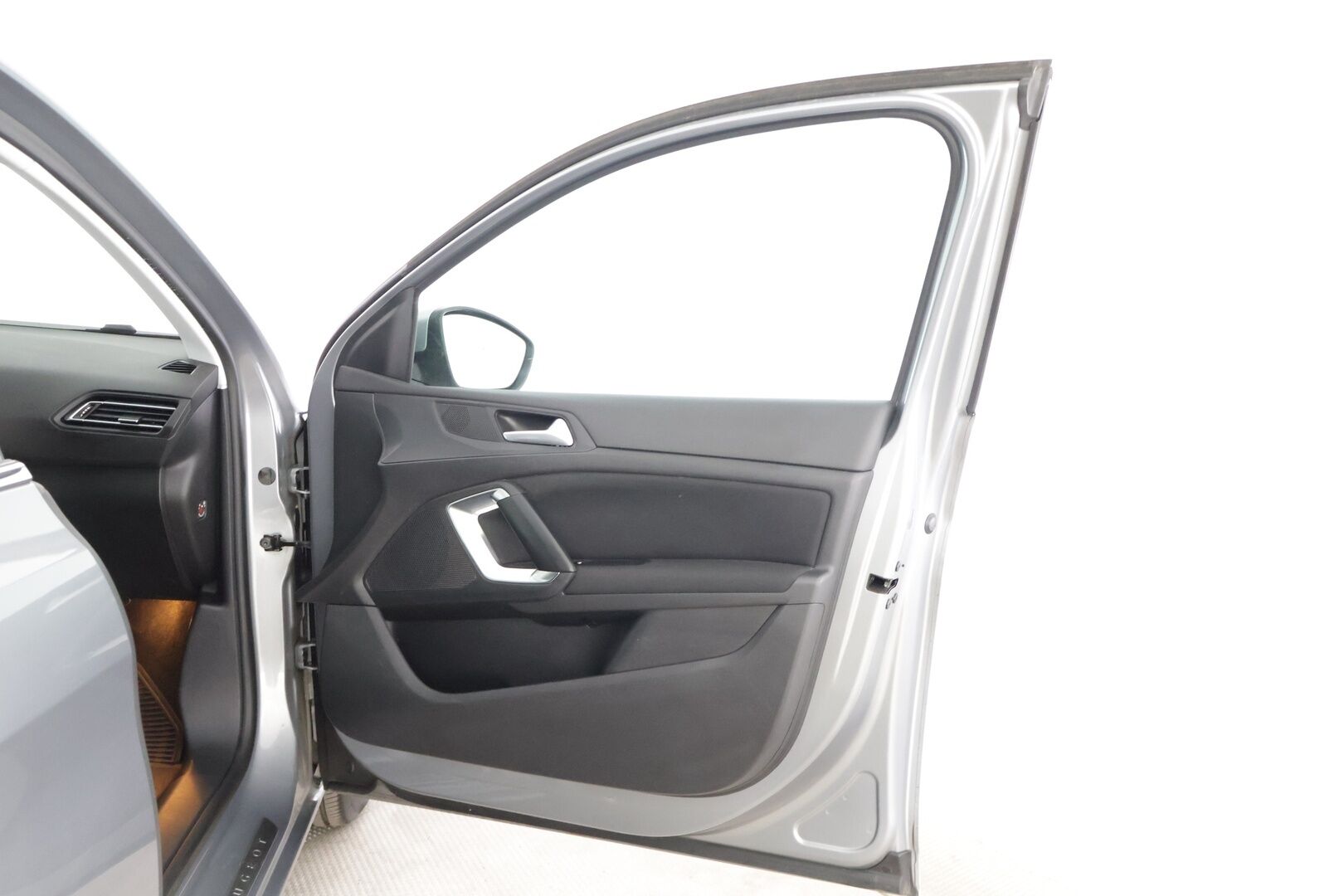 Peugeot 308 2015 SW Allure PureTech 130 ** Jakopää tehty 9/2024 / Full- LED- ajovalot / Adapt. vakkari / Lohkolämmitin / Keyless-Go / Bluetooth ** - * Myydään Huutokaupat.com *