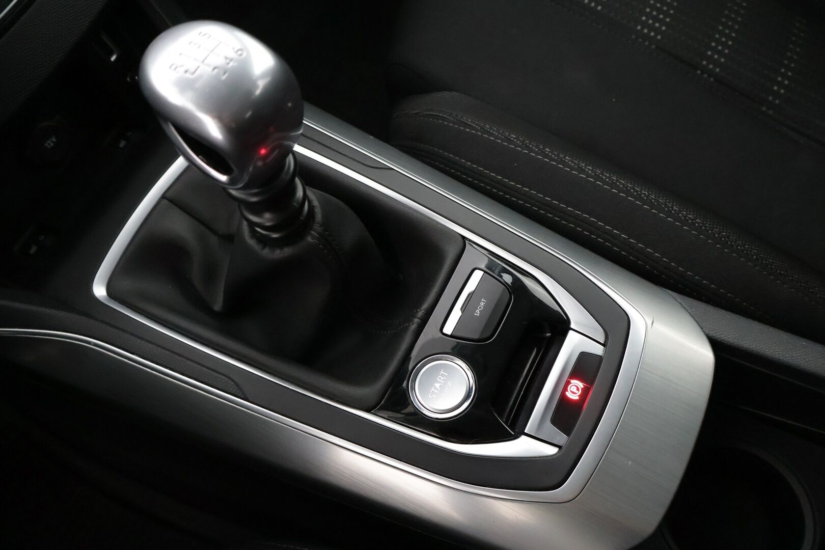 Peugeot 308 2015 SW Allure PureTech 130 ** Jakopää tehty 9/2024 / Full- LED- ajovalot / Adapt. vakkari / Lohkolämmitin / Keyless-Go / Bluetooth ** - * Myydään Huutokaupat.com *