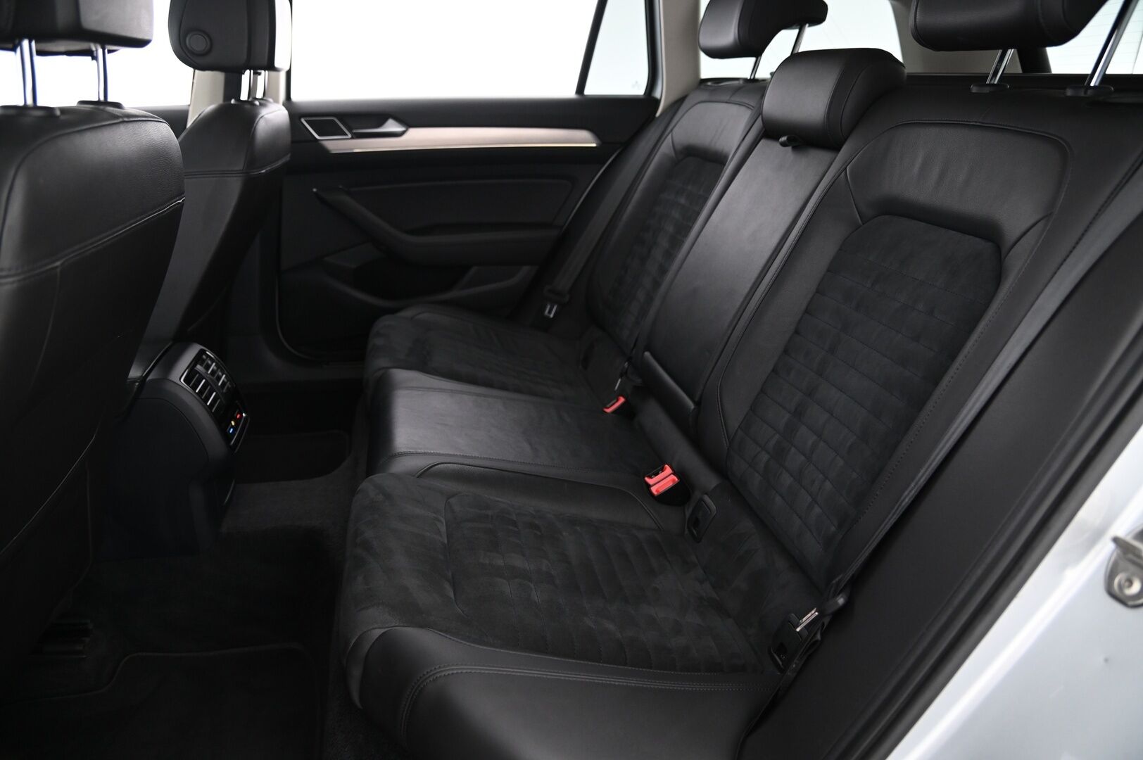 Volkswagen Passat 2015 Variant Highline 2,0 TDI 110 kW *Suomi-Auto / ACC / P-Tutkat* - *Juuri saapunut! Nahka-Alcantara / Urheiluistuimet / Navi*