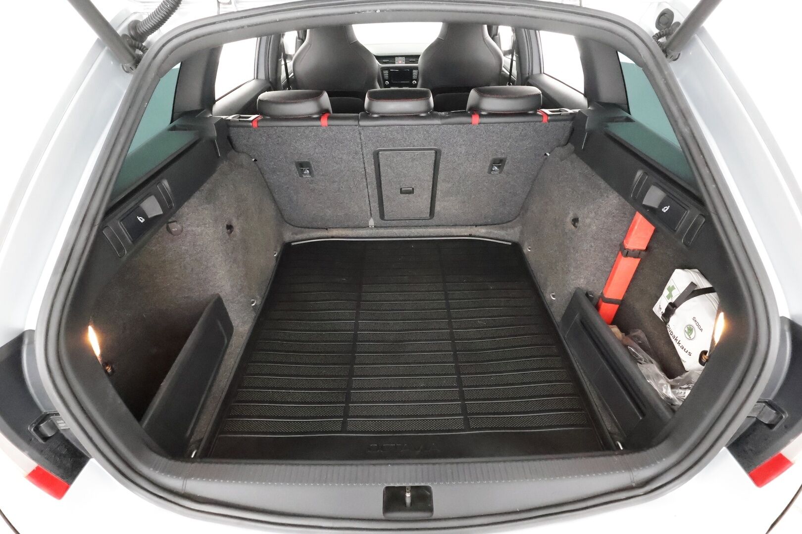 Skoda Octavia 2015 Combi 2,0 TDI RS DSG * Webasto / ACC / Xenon / P.tutkat / Bluetooth / Puolinahat / Keyless * - Suomi-auto / Kahdet renkaat - HULLU BLACKWEEK KORKOTARJOUS 2,49%