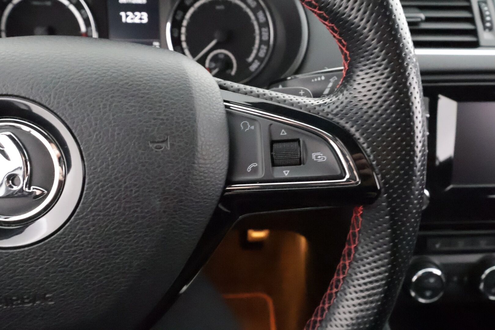 Skoda Octavia 2015 Combi 2,0 TDI RS DSG * Webasto / ACC / Xenon / P.tutkat / Bluetooth / Puolinahat / Keyless * - Suomi-auto / Kahdet renkaat - HULLU BLACKWEEK KORKOTARJOUS 2,49%