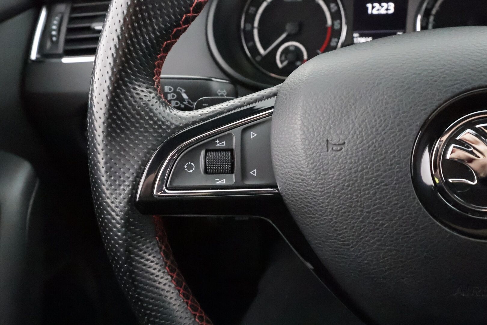 Skoda Octavia 2015 Combi 2,0 TDI RS DSG * Webasto / ACC / Xenon / P.tutkat / Bluetooth / Puolinahat / Keyless * - Suomi-auto / Kahdet renkaat - HULLU BLACKWEEK KORKOTARJOUS 2,49%