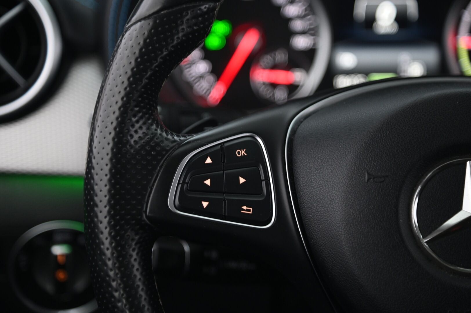 Mercedes-Benz B 2015 electric drive Farmari (AC) 5ov *Webasto / Navi / Nahkasisusta* - *Juuri saapunut! / 2x Renkaat alu-vantein* - HULLU BLACKWEEK KORKOTARJOUS 2,49%