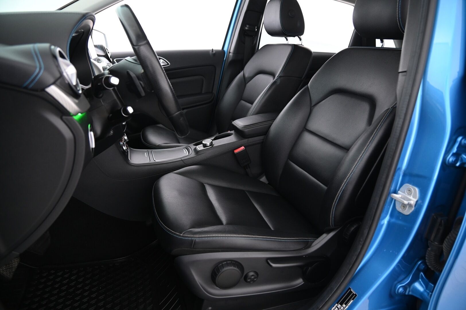 Mercedes-Benz B 2015 250e - *Webasto | Navi | Nahkasisusta | Akku kuntotarkastettu!*