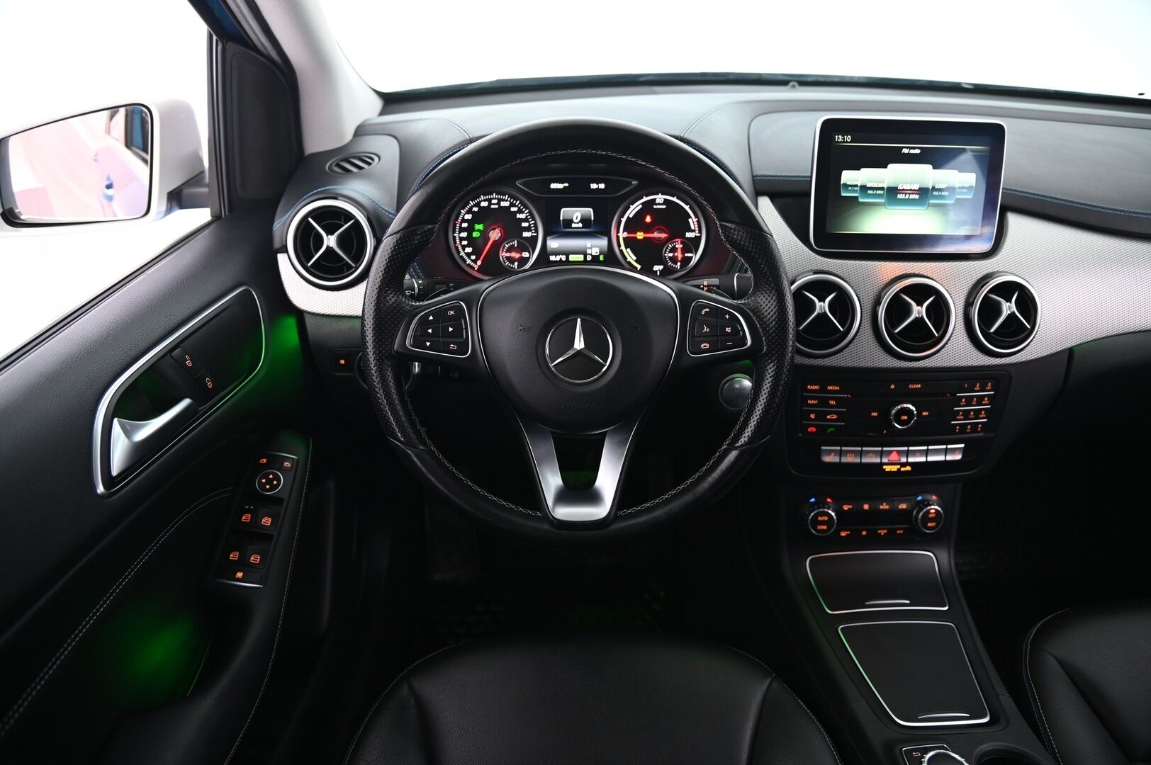Mercedes-Benz B 2015 250e - *Webasto | Navi | Nahkasisusta | Akku kuntotarkastettu!*