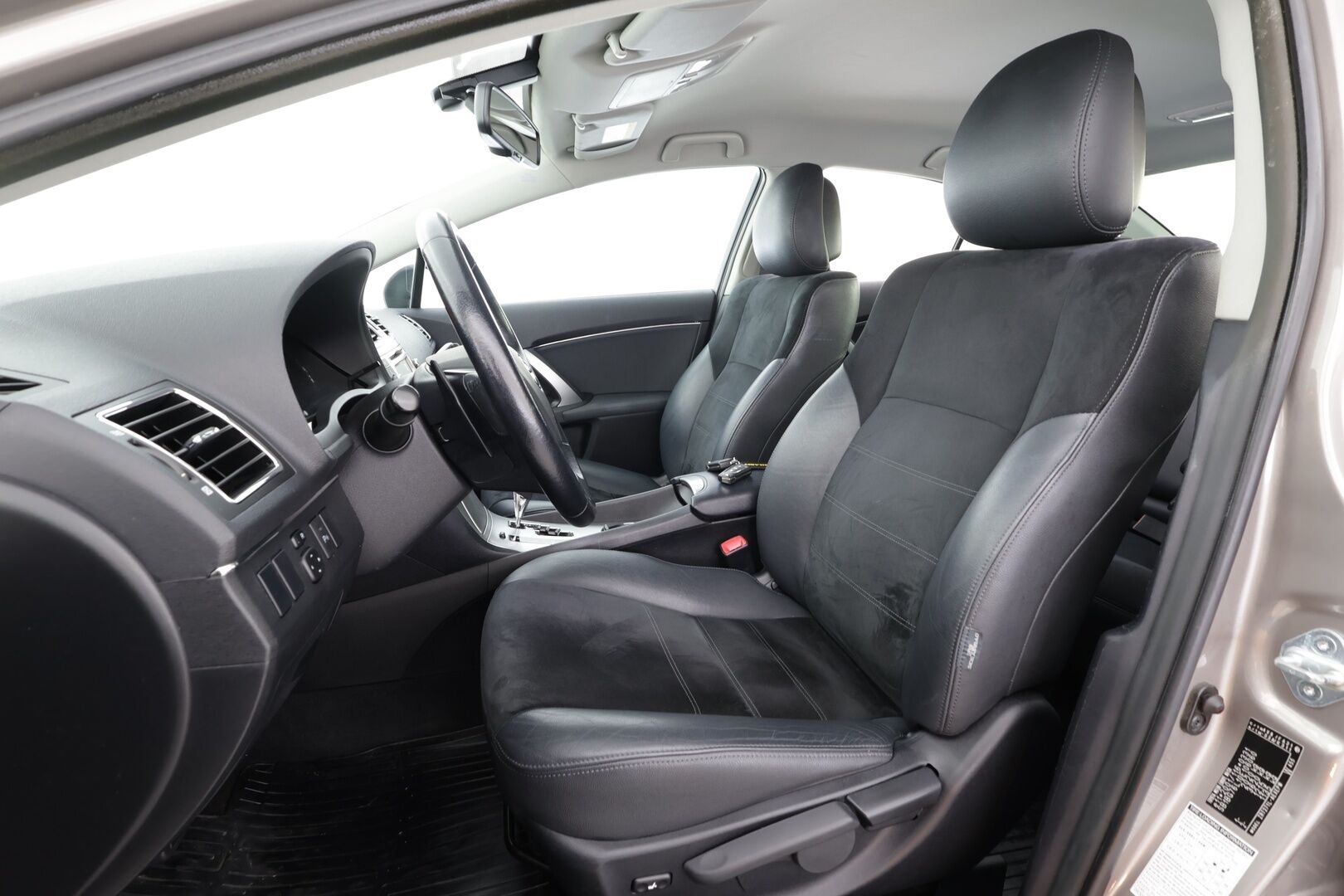 Toyota Avensis 2015 1,8 Valvematic Active Edition 4ov Multidrive S - | Xenon | Navi | Nahka-alcantara | P.kamera | BT | Lohko+sisälämmitin | Vakkari | Aut. ilmastointi | Hyvä huoltokirja | 2x renkaat aluin | 