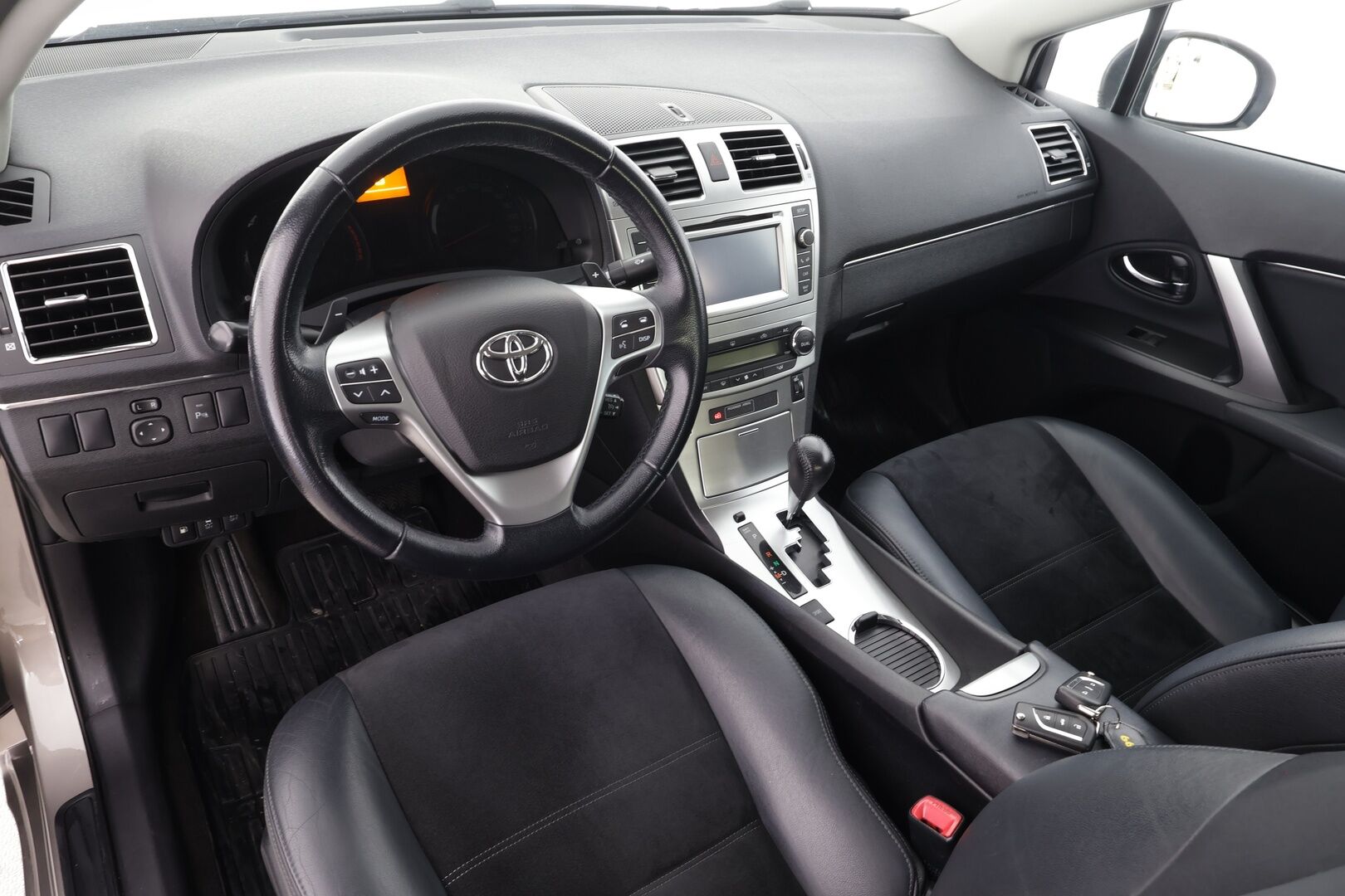Toyota Avensis 2015 1,8 Valvematic Active Edition 4ov Multidrive S - | Xenon | Navi | Nahka-alcantara | P.kamera | BT | Lohko+sisälämmitin | Vakkari | Aut. ilmastointi | Hyvä huoltokirja | 2x renkaat aluin | 