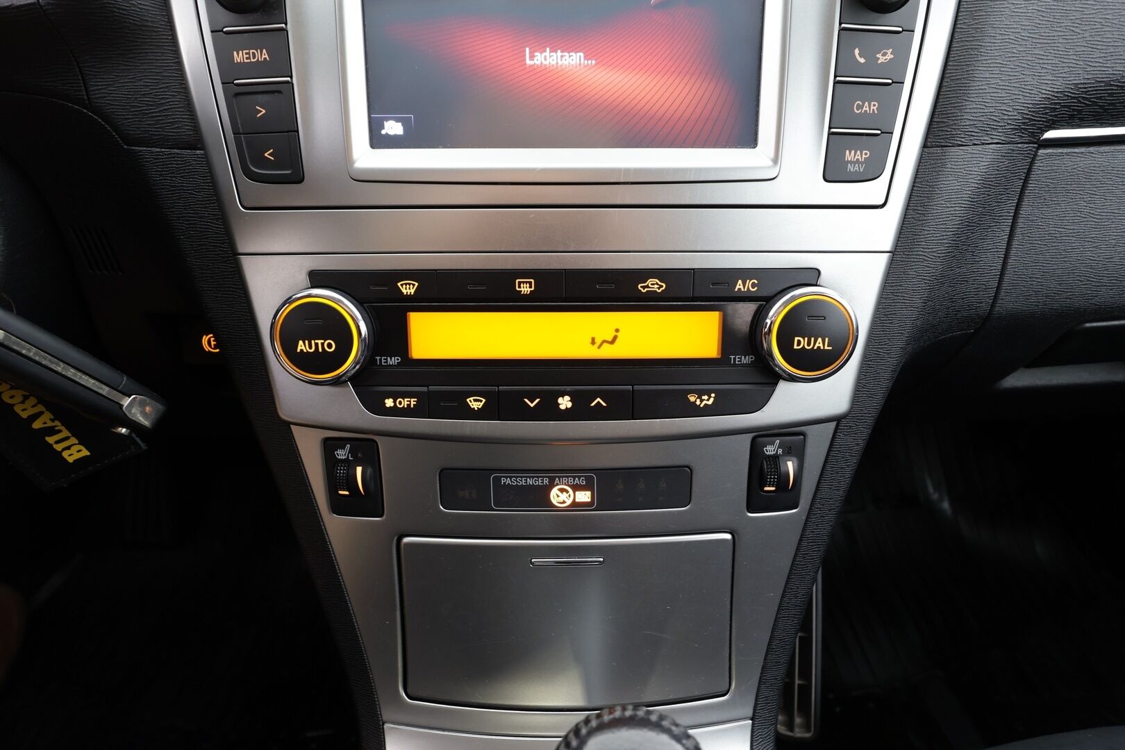 Toyota Avensis 2015 1,8 Valvematic Active Edition 4ov Multidrive S - | Xenon | Navi | Nahka-alcantara | P.kamera | BT | Lohko+sisälämmitin | Vakkari | Aut. ilmastointi | Hyvä huoltokirja | 2x renkaat aluin | 