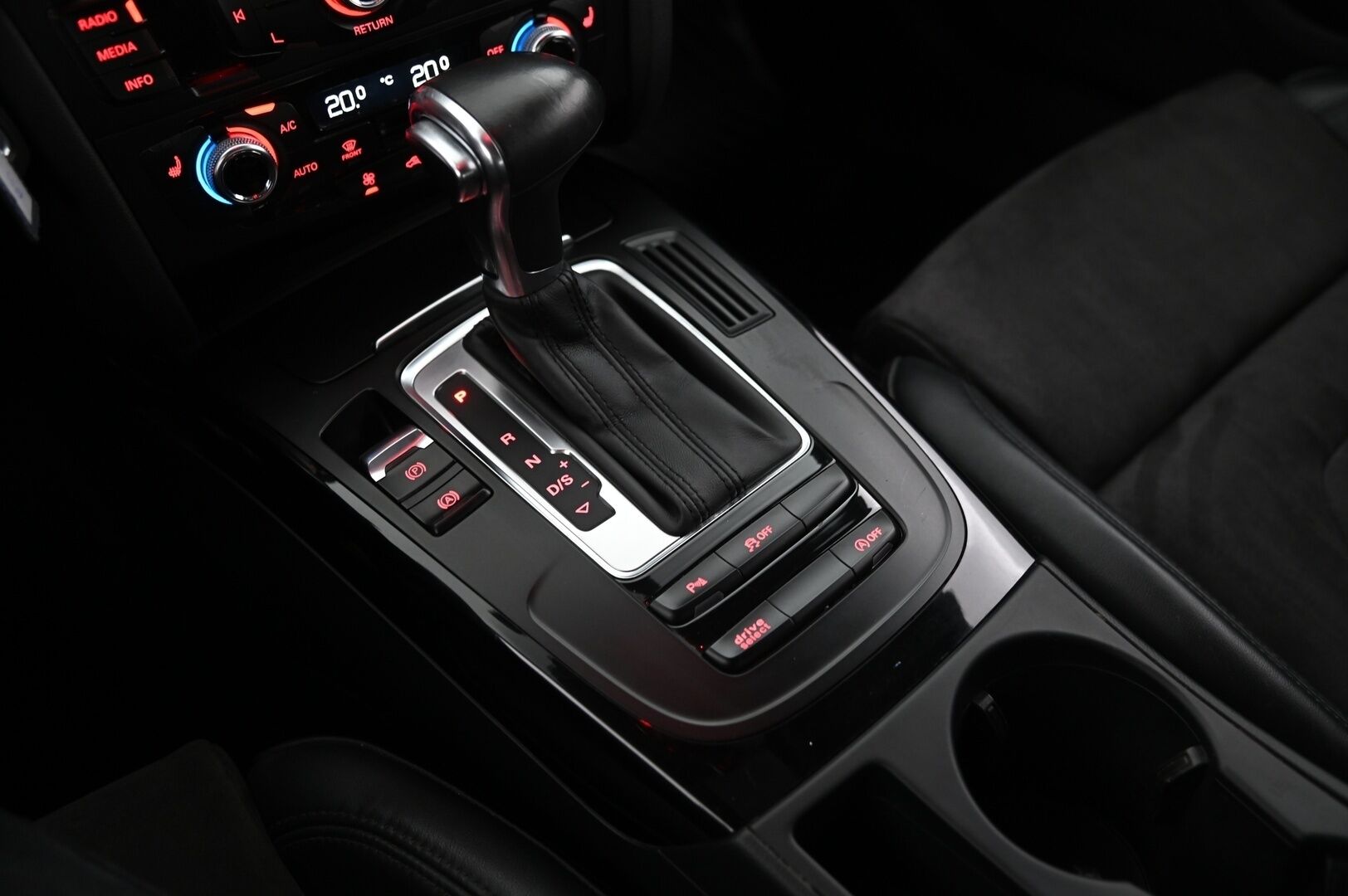 Audi A4 allroad quattro 2015 Land of Edition 2,0 TDI 140 kW / Suomiauto / Vakkari / Webasto / Vetokoukku - * Hieno yksilö! Fiksut huollot / Jakohihna vaihdettu 2024 * - HULLUT AVAJAISHULINAT KORKOTARJOUS 3,29 %