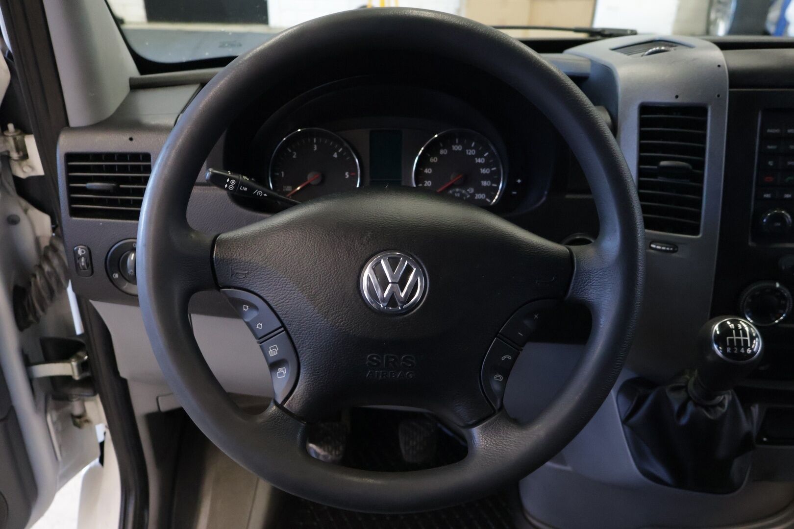 Volkswagen Crafter 2015 32 PRO 2,0 TDI 120 kW 3665 "City" *- YritysOutlet - Myydään vain yrityksille* Nostin/ 8+1 Paikkainen / Nahkapenkit ** - **Kahdet hyvät renkaat / Carsport / Sähköinen liukuovi**